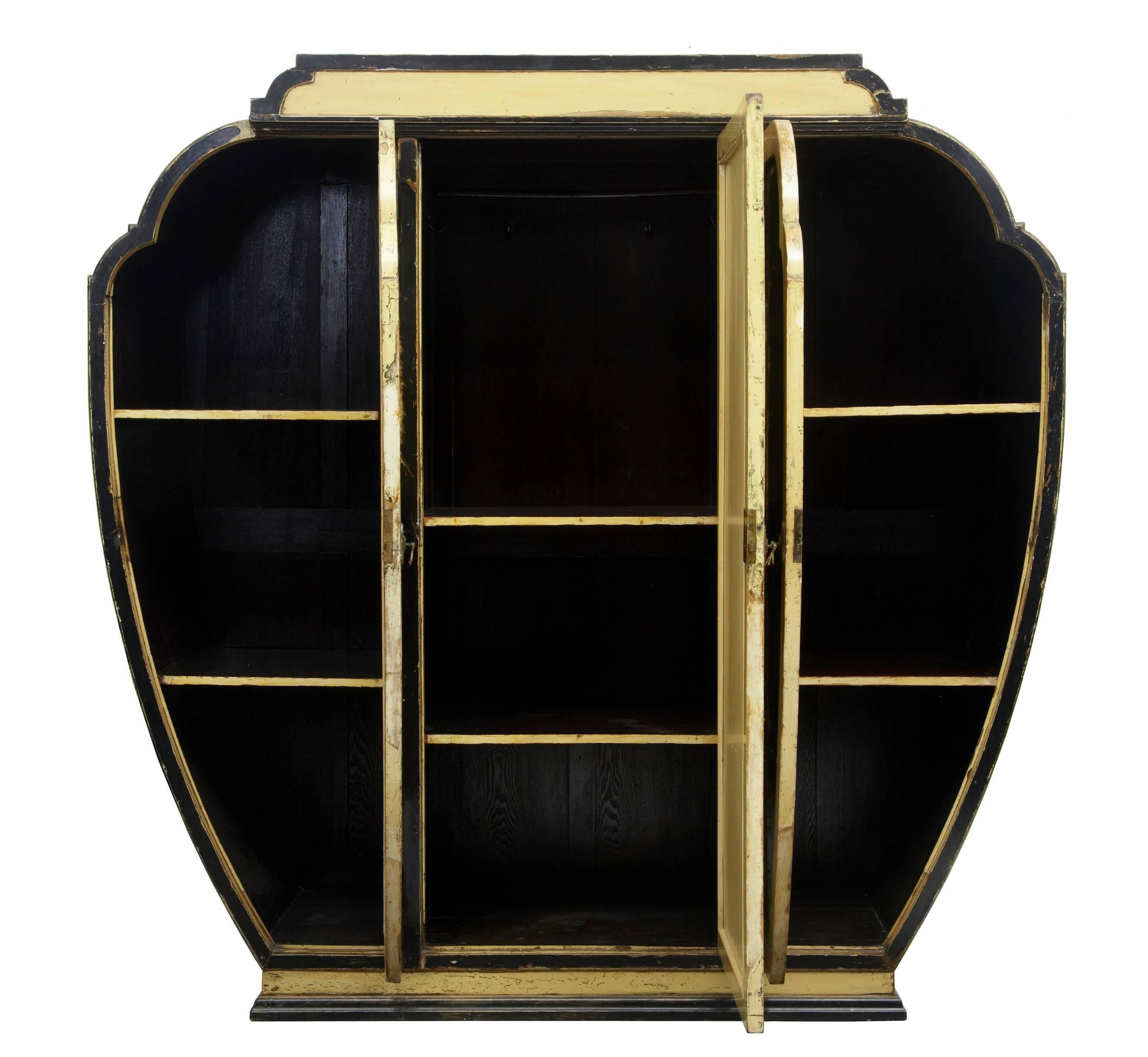 Rare wardrobe from the Art Deco movement in Shanghai, circa 1920.
Strong Art Deco shape, with its original lacquered paint work. Paintwork has been rubbed back in places but we think this gives it individual charm.
Three mirrored doors which open