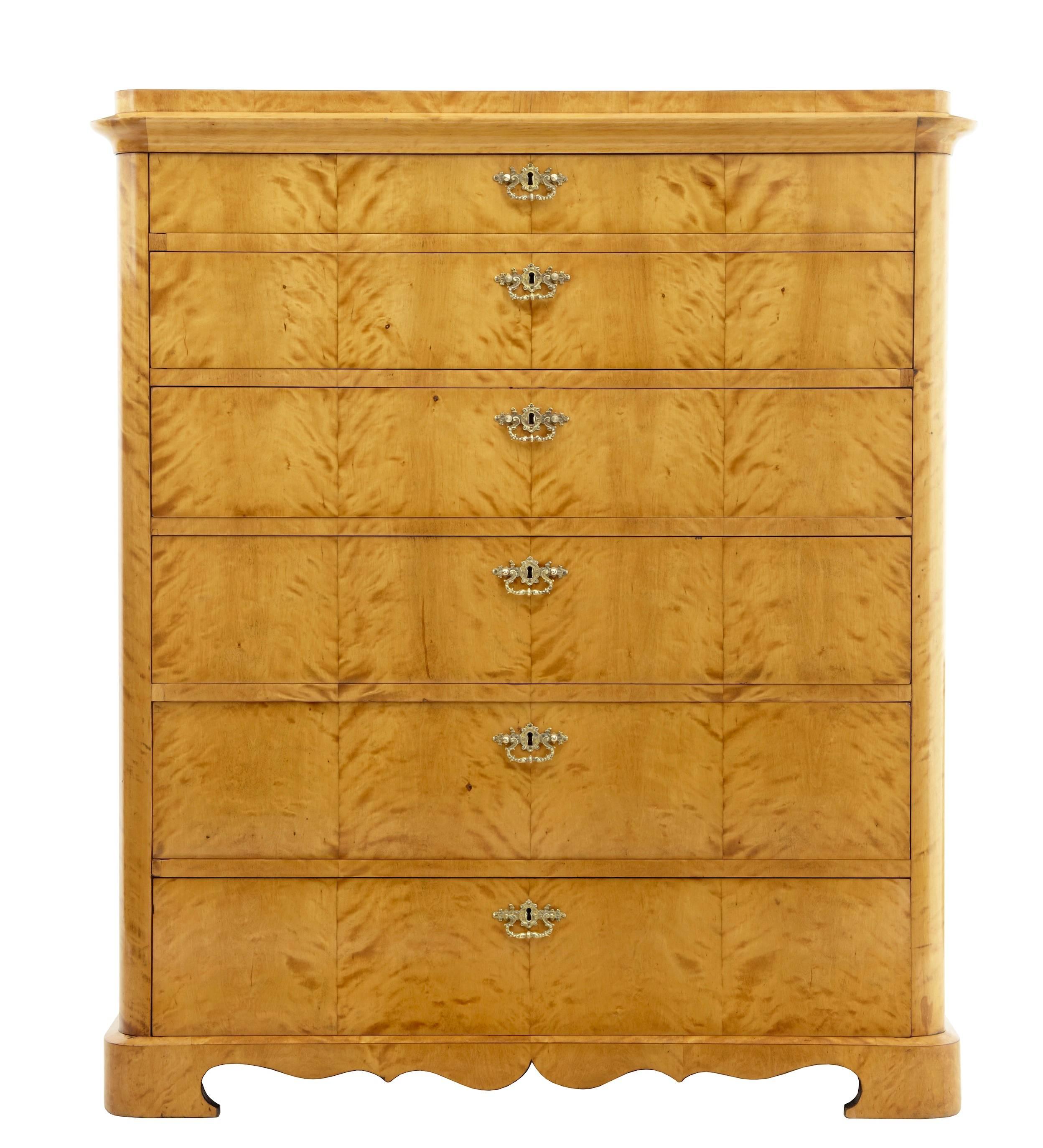 Beautiful birch chest of drawers, circa 1860.
Six graduating drawers still fitted with original ornate handles.
Good color and patina.
Standing on bracket feet.

Minor restoration to veneers.
  
Measures: Height 54