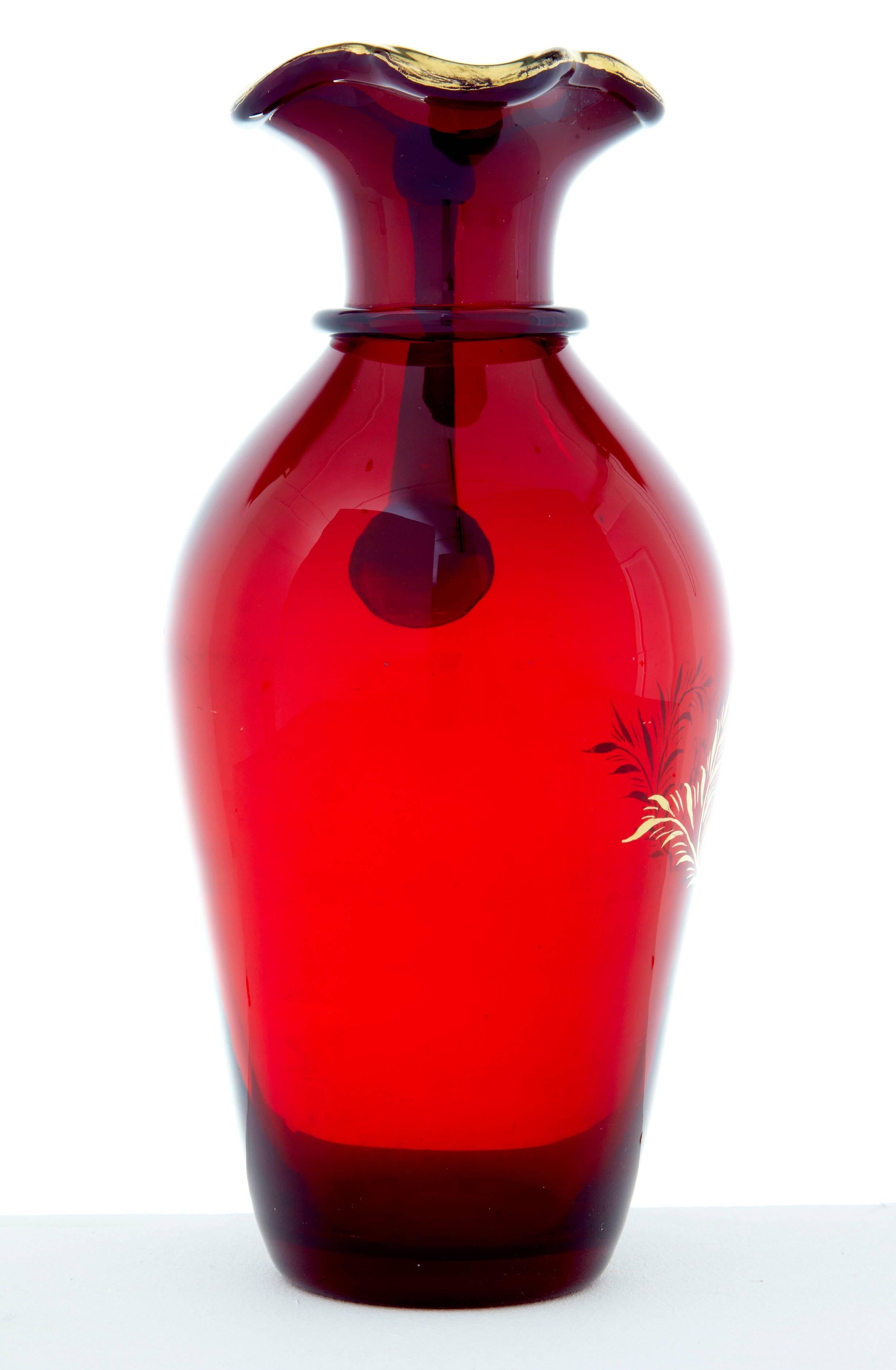 Fine quality red glass jug by the well respected designer Monica Bratt.
Decorated in gilt around the top, and initialed on the front 'jk' 1954 10/2 on the front.
A fine example.

Measures: Height: 11