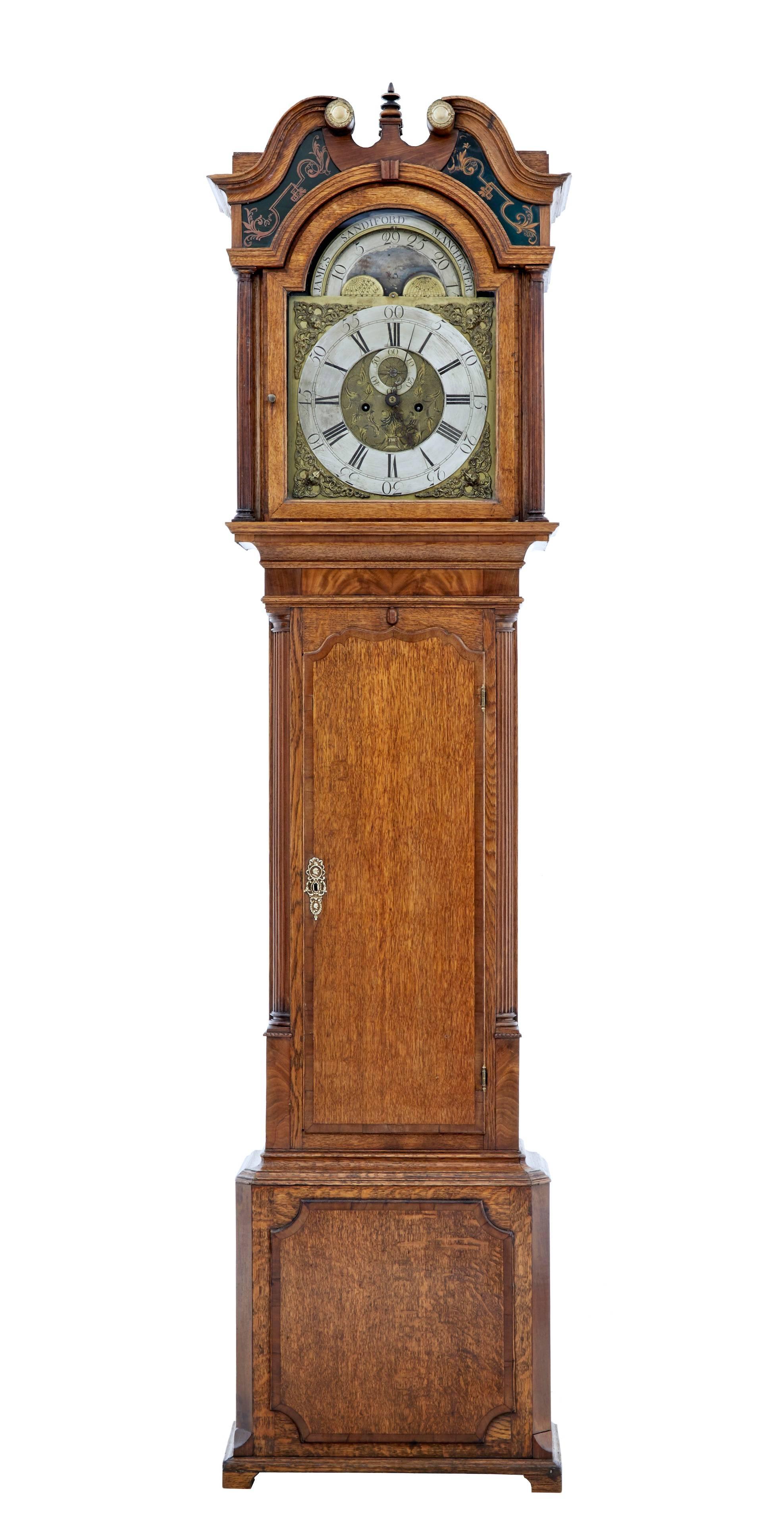 George II Eiche Standuhr:: um 1750
Uhrwerk hergestellt und signiert von dem bekannten Uhrmacher James Sandiford aus Manchester. 
Uhrwerk mit römischen und arabischen Ziffern und Kalender. 
Dieses Uhrwerk wird sofort nach dem Verkauf professionell
