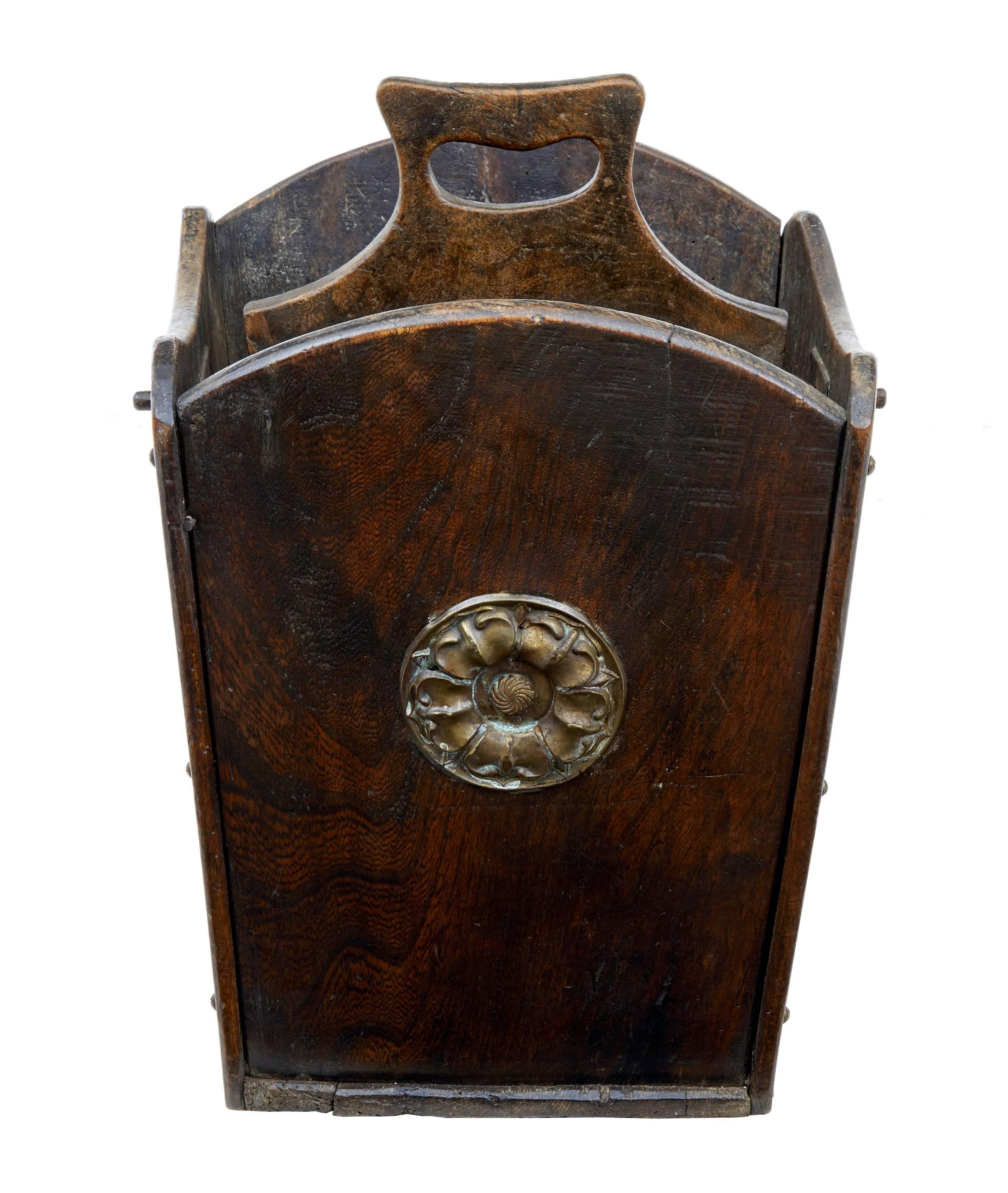 Unusual Irish peat bucket made from elm circa 1810
Gimbal handle with original metalwork.
Brass applied decorative metalwork.
Colored dark.

Height: 17