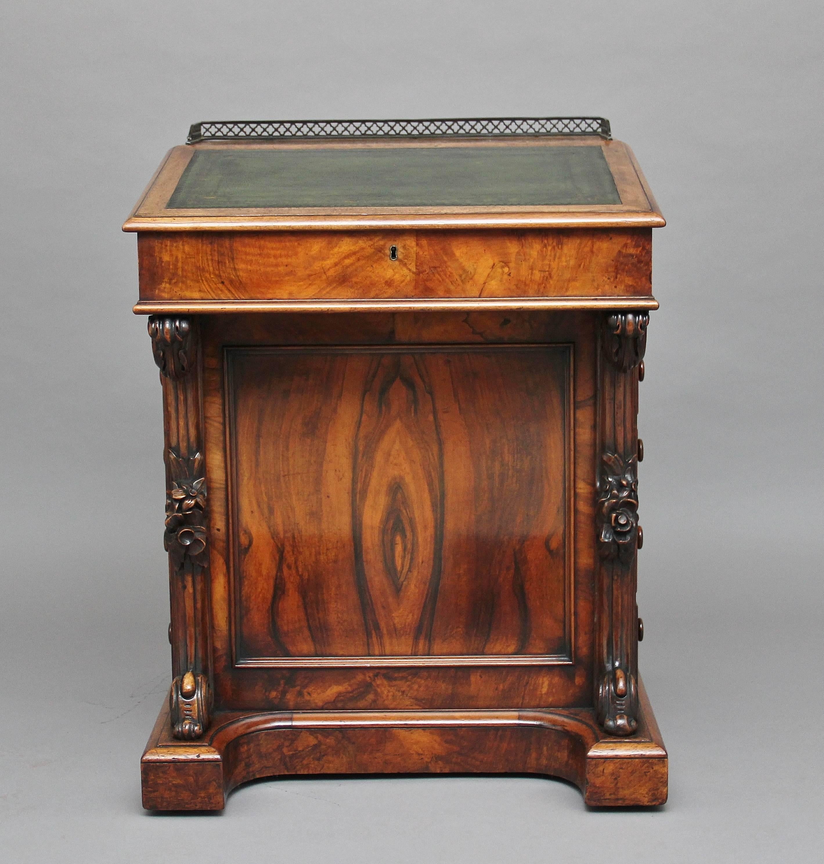 19th Century Early Victorian Walnut Davenport Desk In Good Condition In Debenham, Suffolk