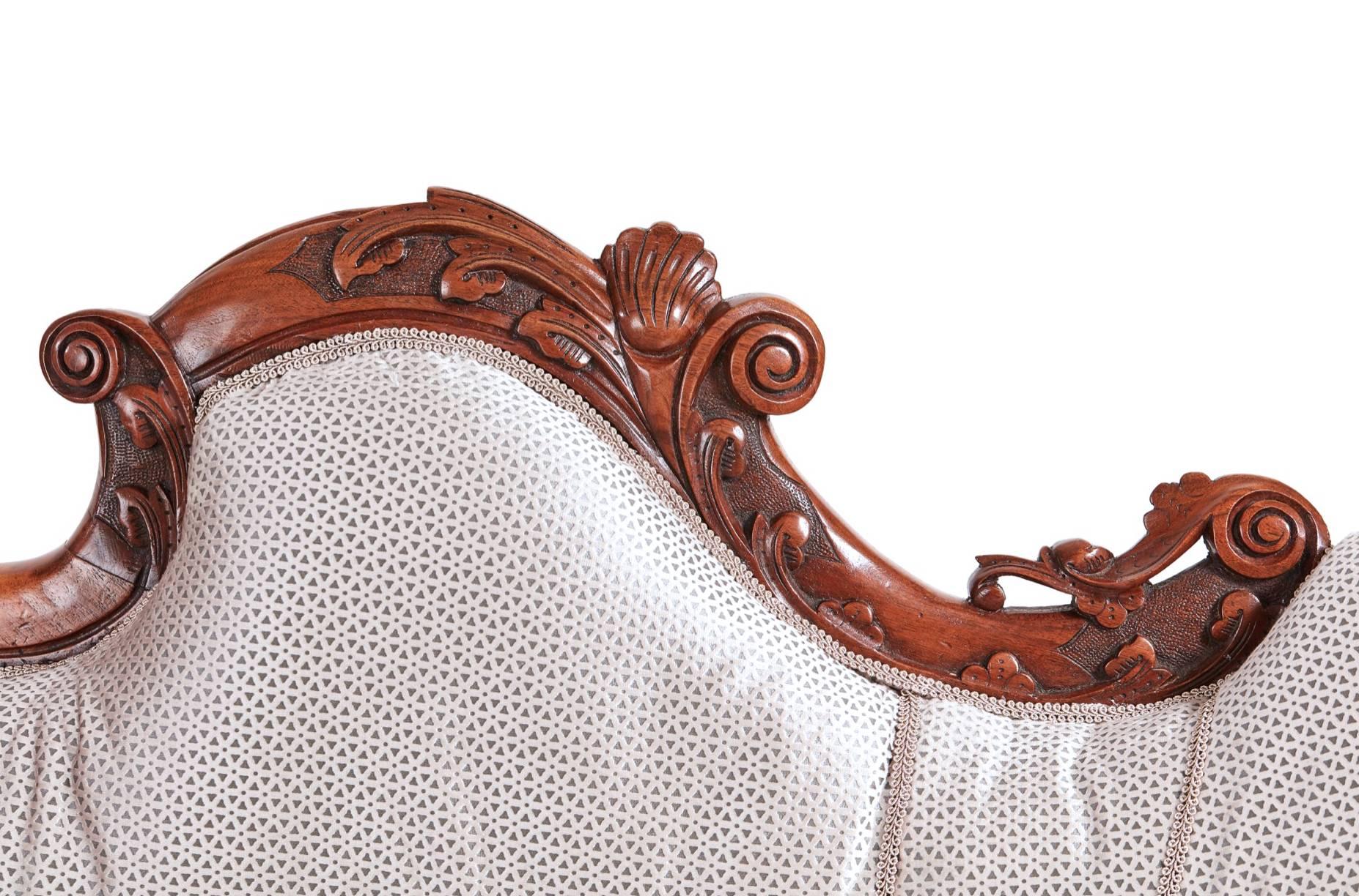 Victorian carved solid walnut frame chaise longue, with a lovely carved serpentine shaped back, lovely carved shaped arms, serpentine shaped front rail, standing on lovely carved shaped cabriole legs with original castors,
circa 1870.

Measures: