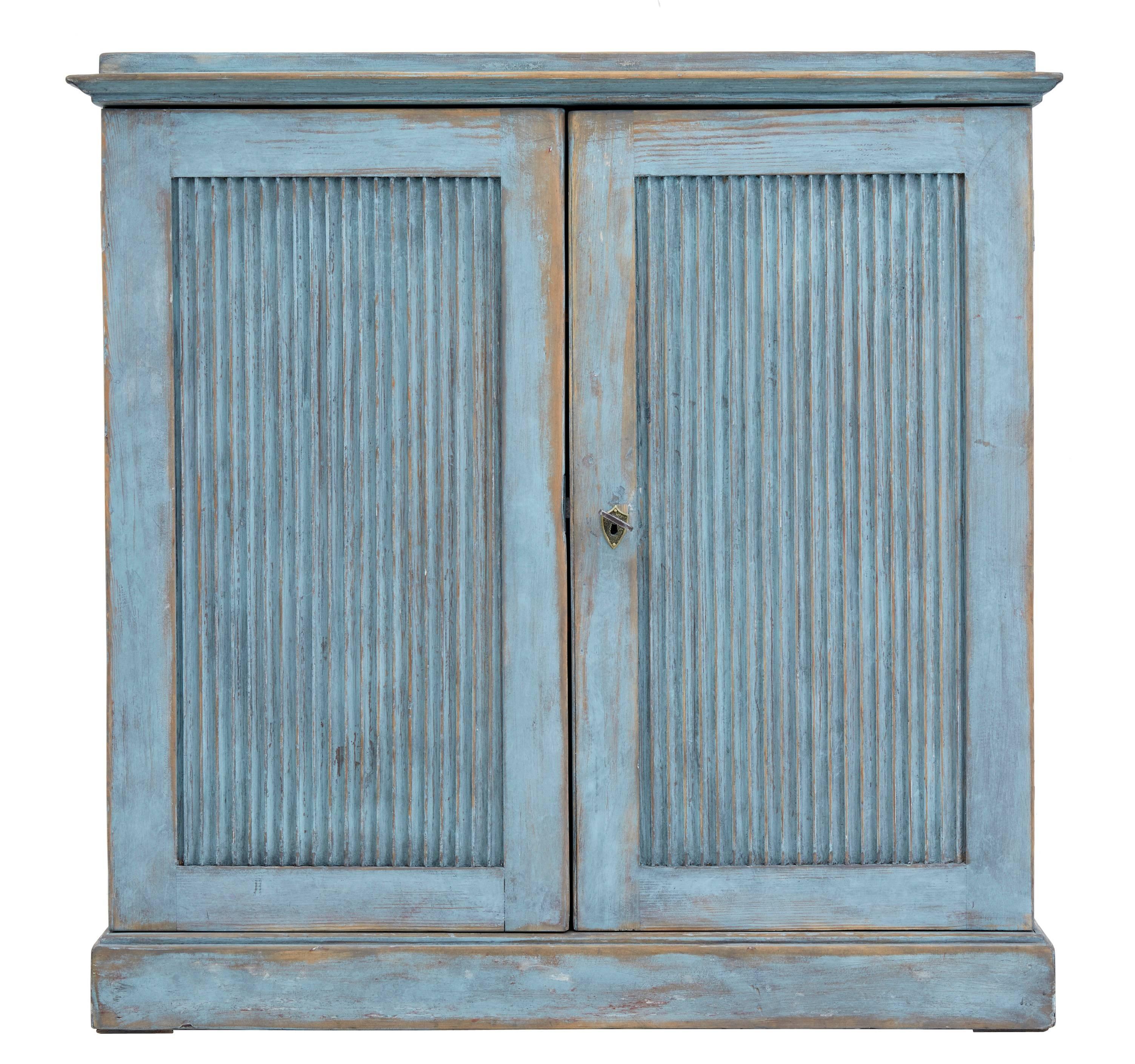 19th century Swedish cupboard, circa 1870.
Double door cupboard with carved linen fold detailing to the fronts.
Two shelves. Good quality rustic pine piece.

Measures: Height 39"
Width 39 1/4"
Depth 17".