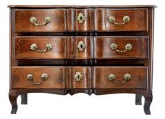Commode en noyer serpentin du XVIIIe siècle français