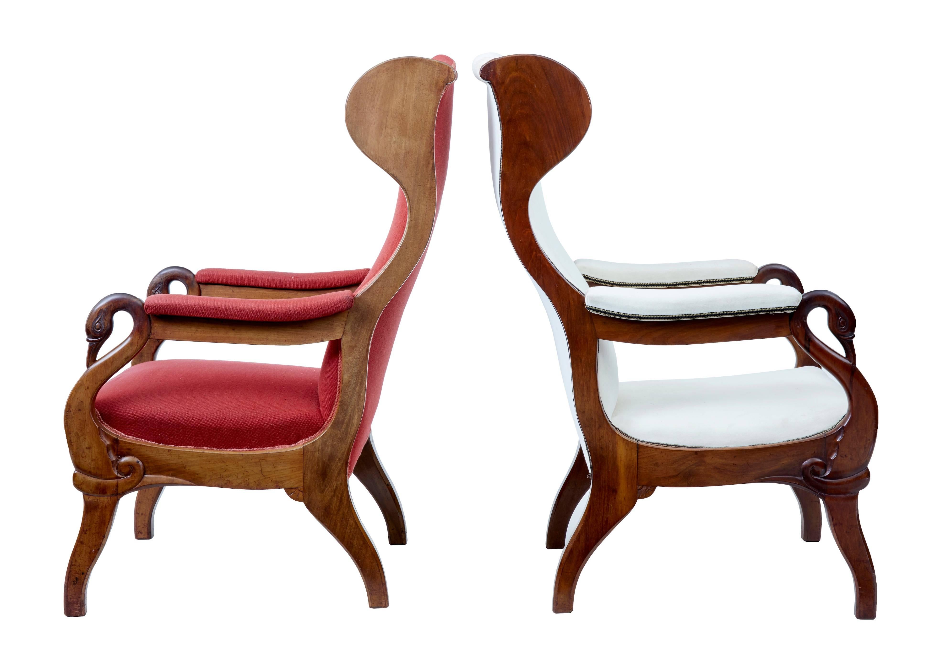Paire de fauteuils danois en acajou de belle qualité, vers 1880.
Paire de chaises très confortables au design classique.
Dossiers façonnés avec appuie-tête.
Les bras en col de cygne sont magnifiquement sculptés et descendent jusqu'aux pieds