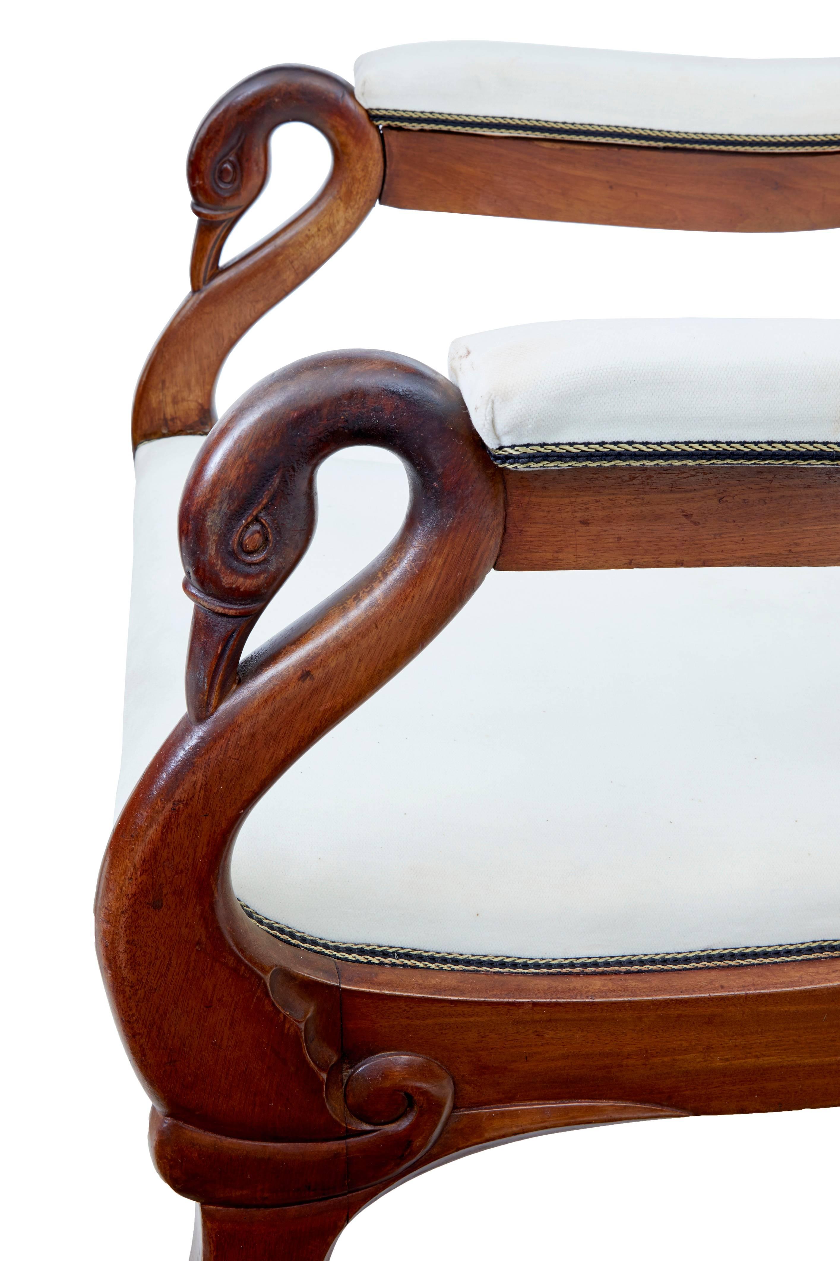 Danois Paire de fauteuils à col de cygne en acajou danois du XIXe siècle
