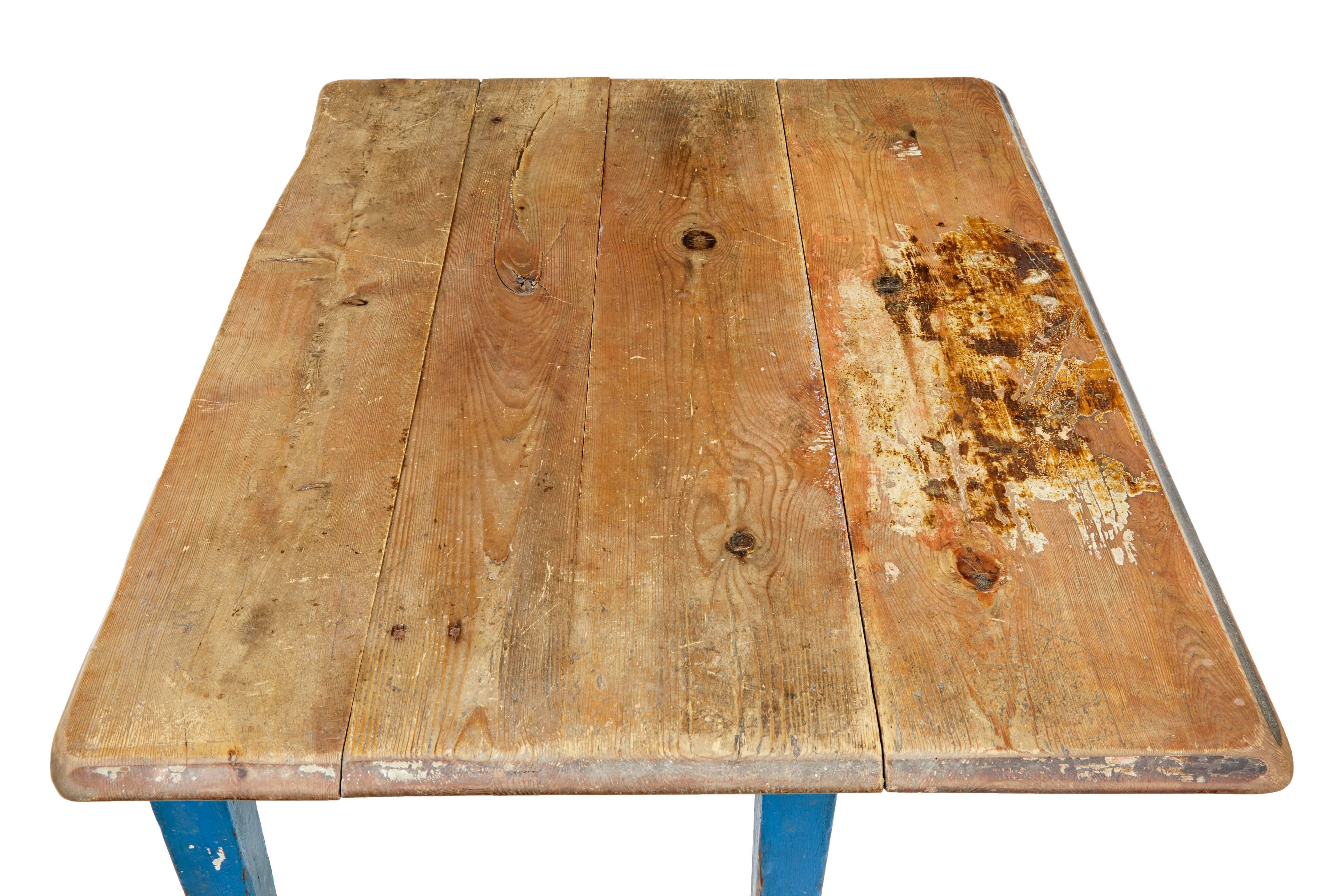 19th Century Swedish Painted Pine Drop-Leaf Kitchen Table In Distressed Condition In Debenham, Suffolk