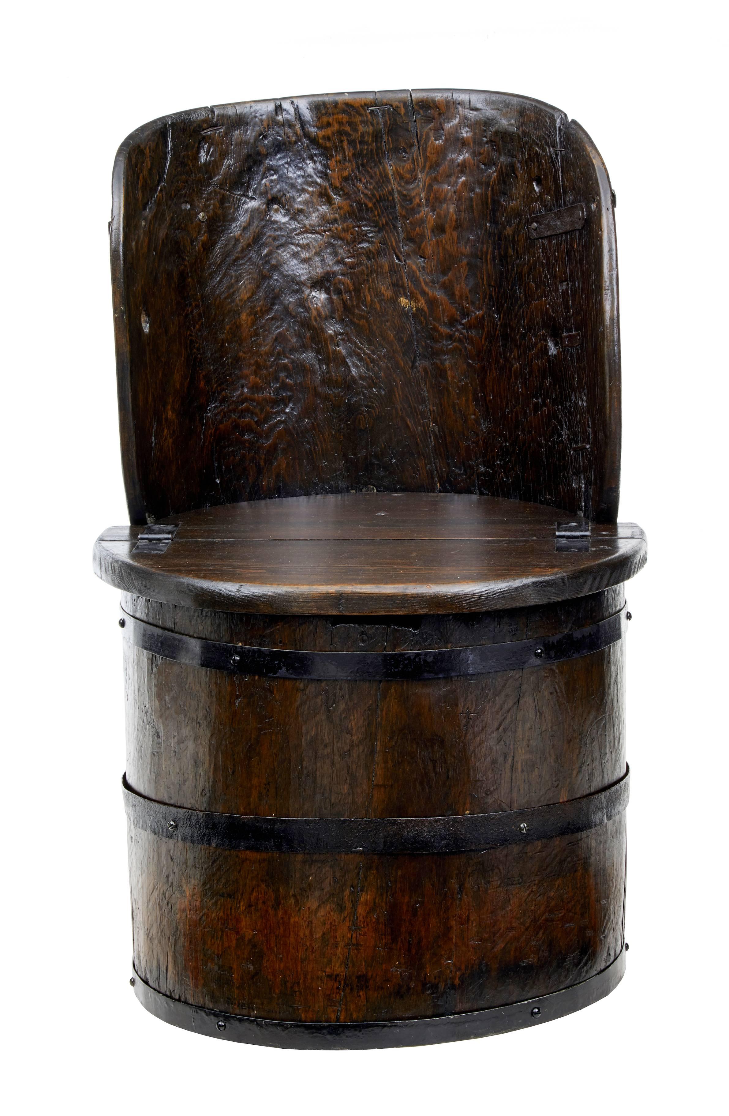 English country oak barrel chair, circa 1890.
Made from an earlier coopered barrel with lift up lid.
Good dark oak color and patina.
Recently restored for strength and stability.
Please note there is no bottom to the base.

Measures: Height 32
