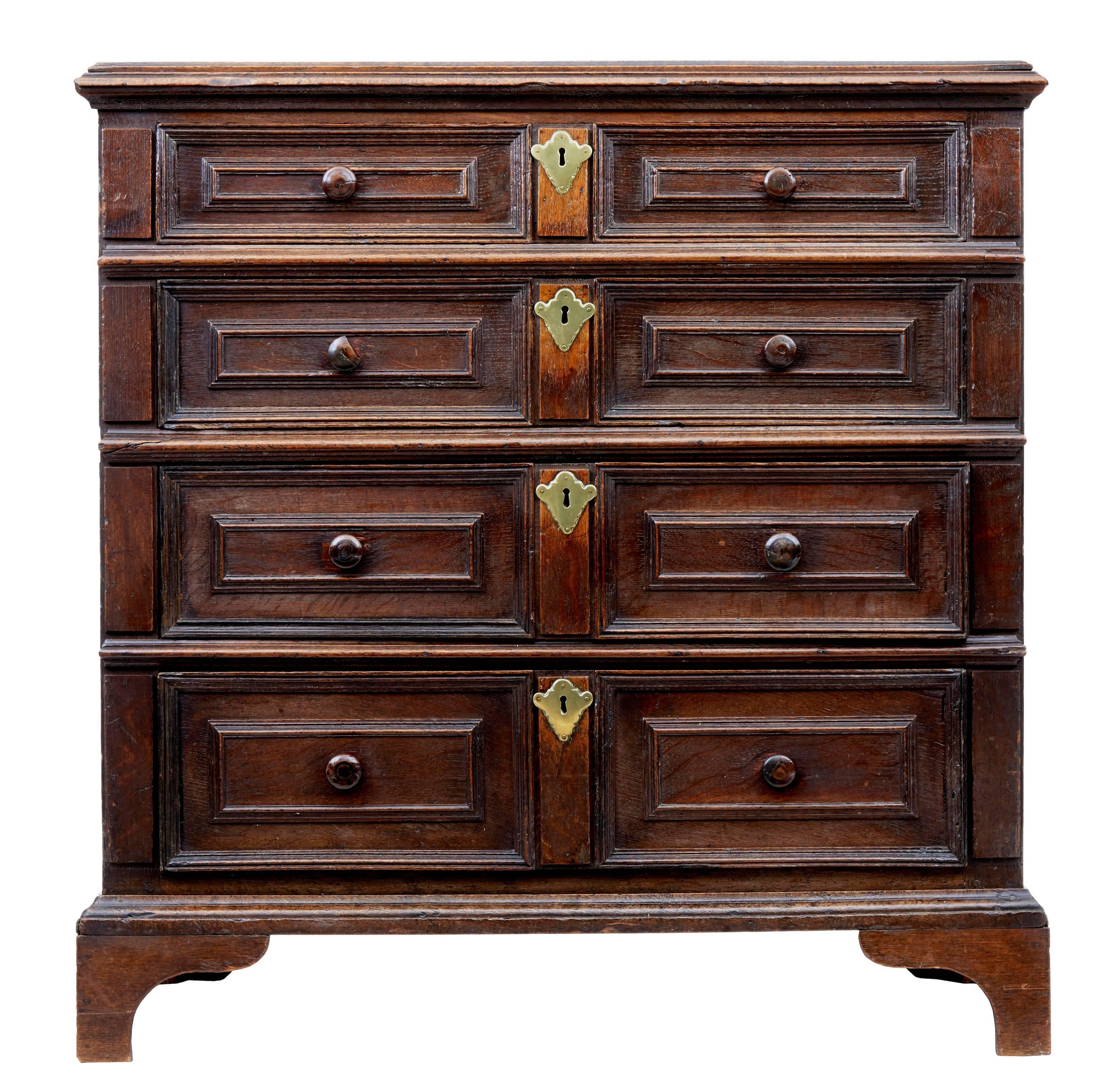 Good quality moulded front chest of drawers, circa 1700.
Four drawers with wooden knobs with brass escutheon plates.
Standing on bracket feet.
Surface marks to top surface (photographed)

Measures: Height 40