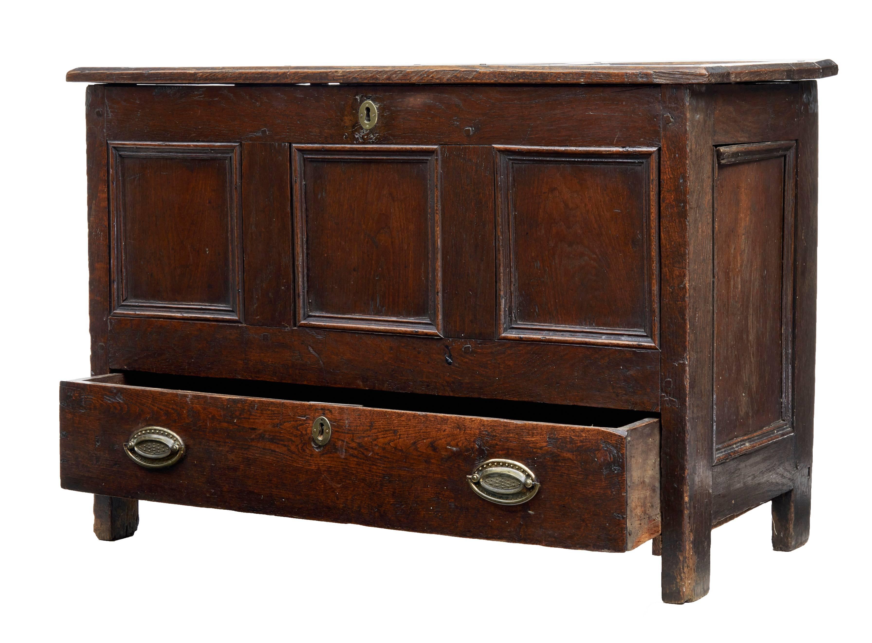 17th century oak mule chest, circa 1690.
Three fielded panels to the front with single drawer below.
Panelled lid with later hinges.
Great character and patina.
Surface marks and wear in line with age.

Measures: Height: 26