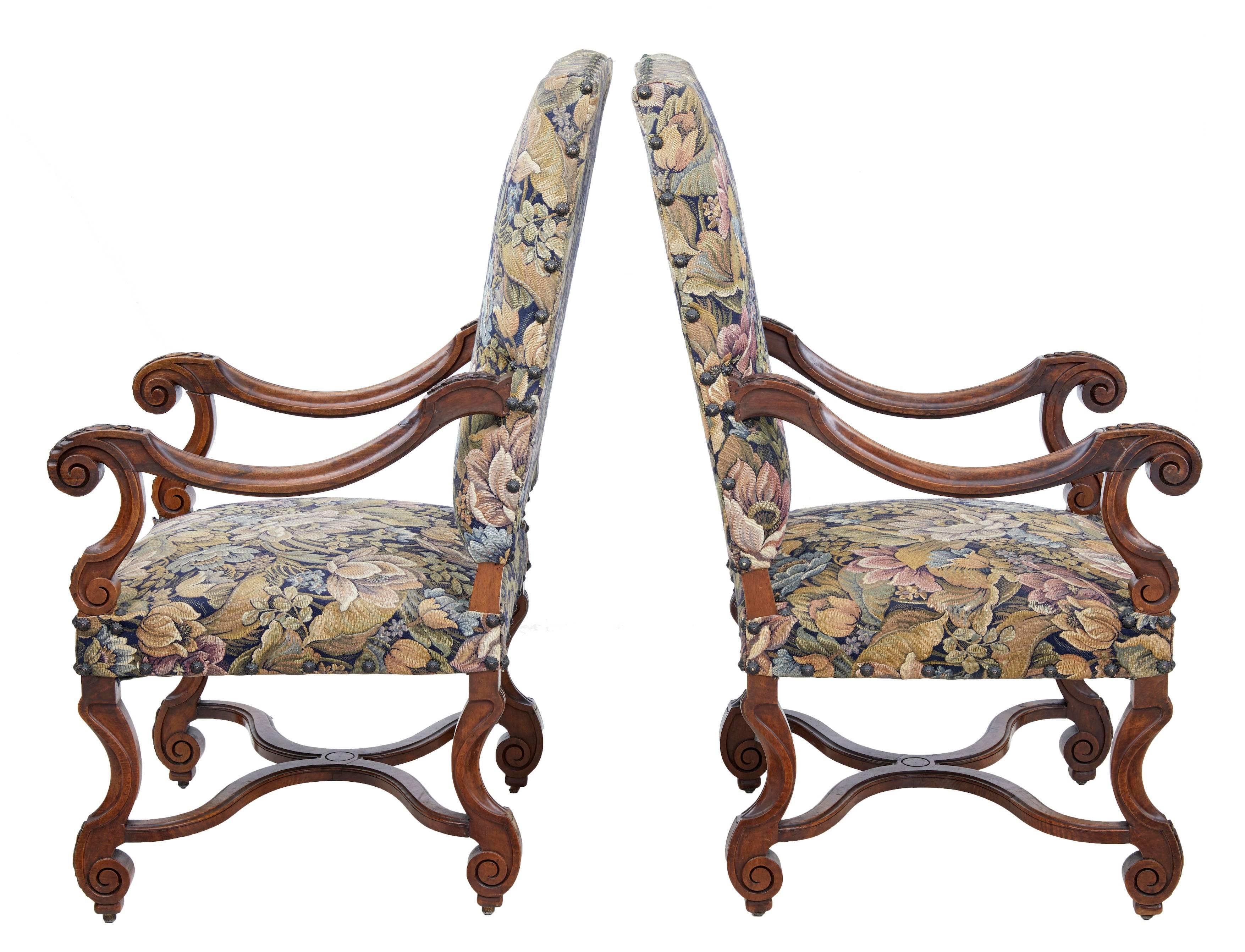 Fine pair of armchairs, circa 1890.
Richly upholstered in original tapestry covering.
Carved walnut scrolling arms, adorned with acanthus leaves. Standing on similar legs, united by stretcher and standing on small ball castors.
Missing one stud