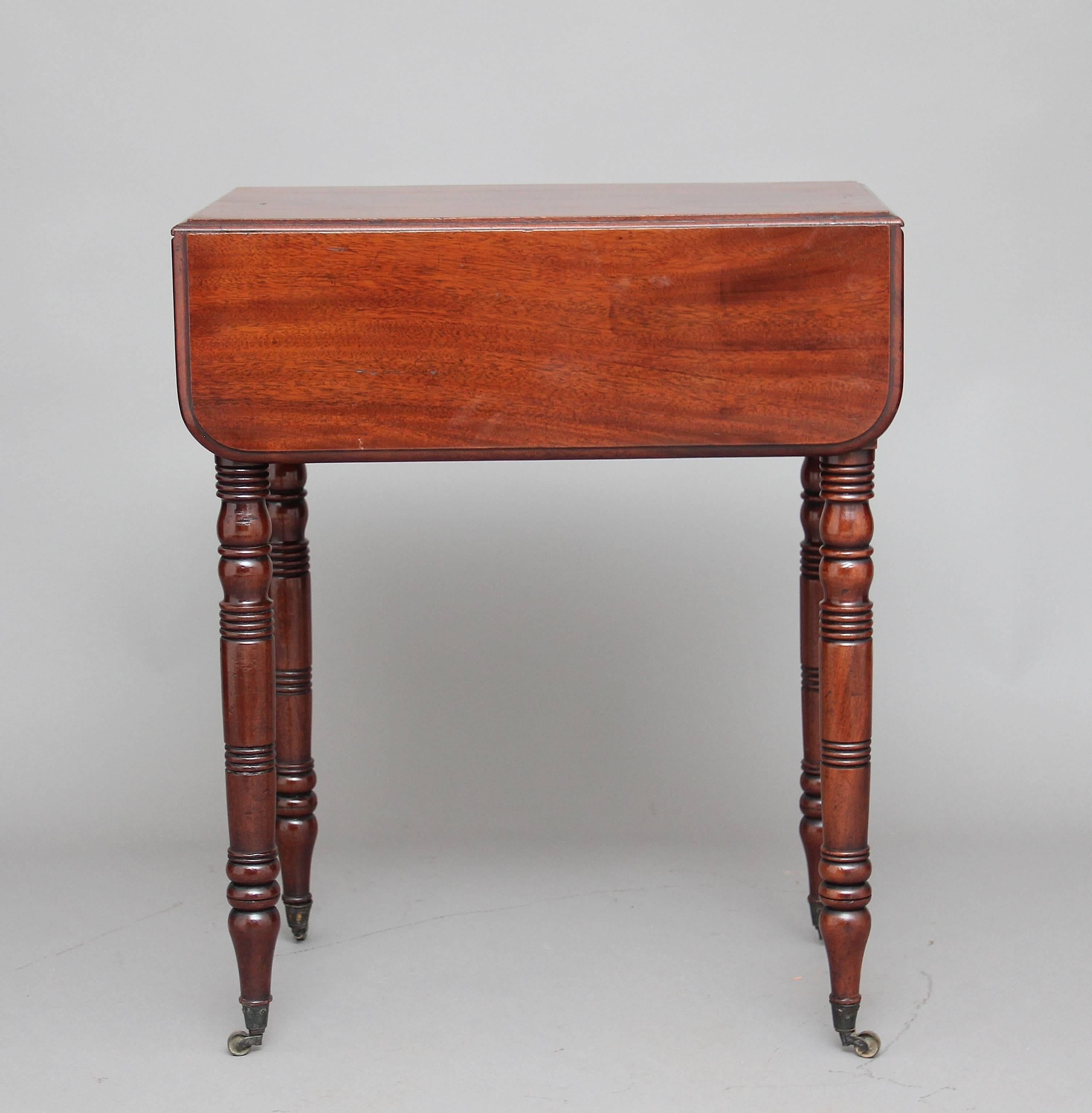 Great Britain (UK) 19th Century William iv Mahogany Drop Leaf Occasional Table