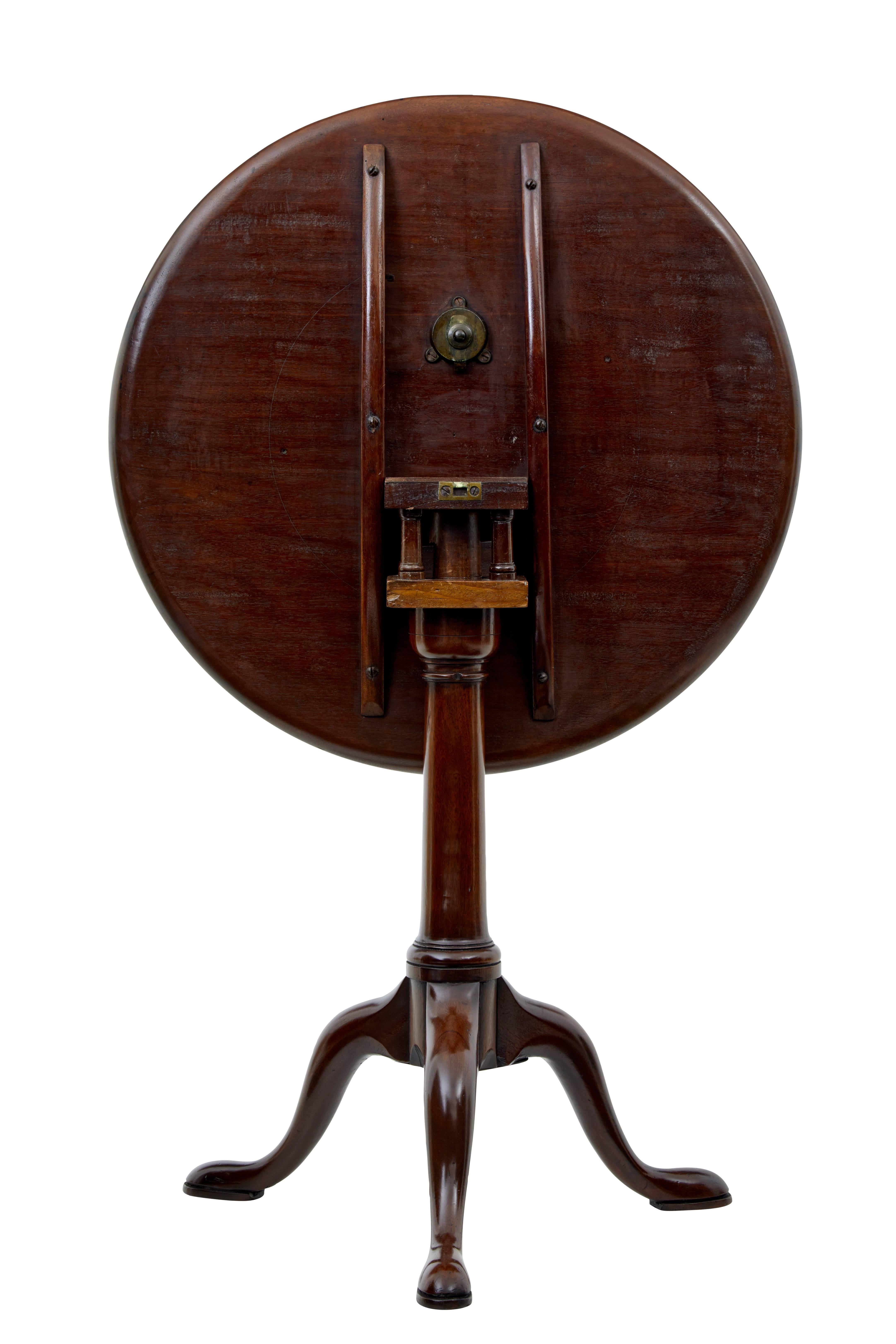 Good quality late Georgian mahogany tripod table circa 1800.
Circular dish top, standing on bird cage spindles, tapering stem, tripod legs and terminating on pad foot.
Tilt top.

Measures: Height 28 3/4