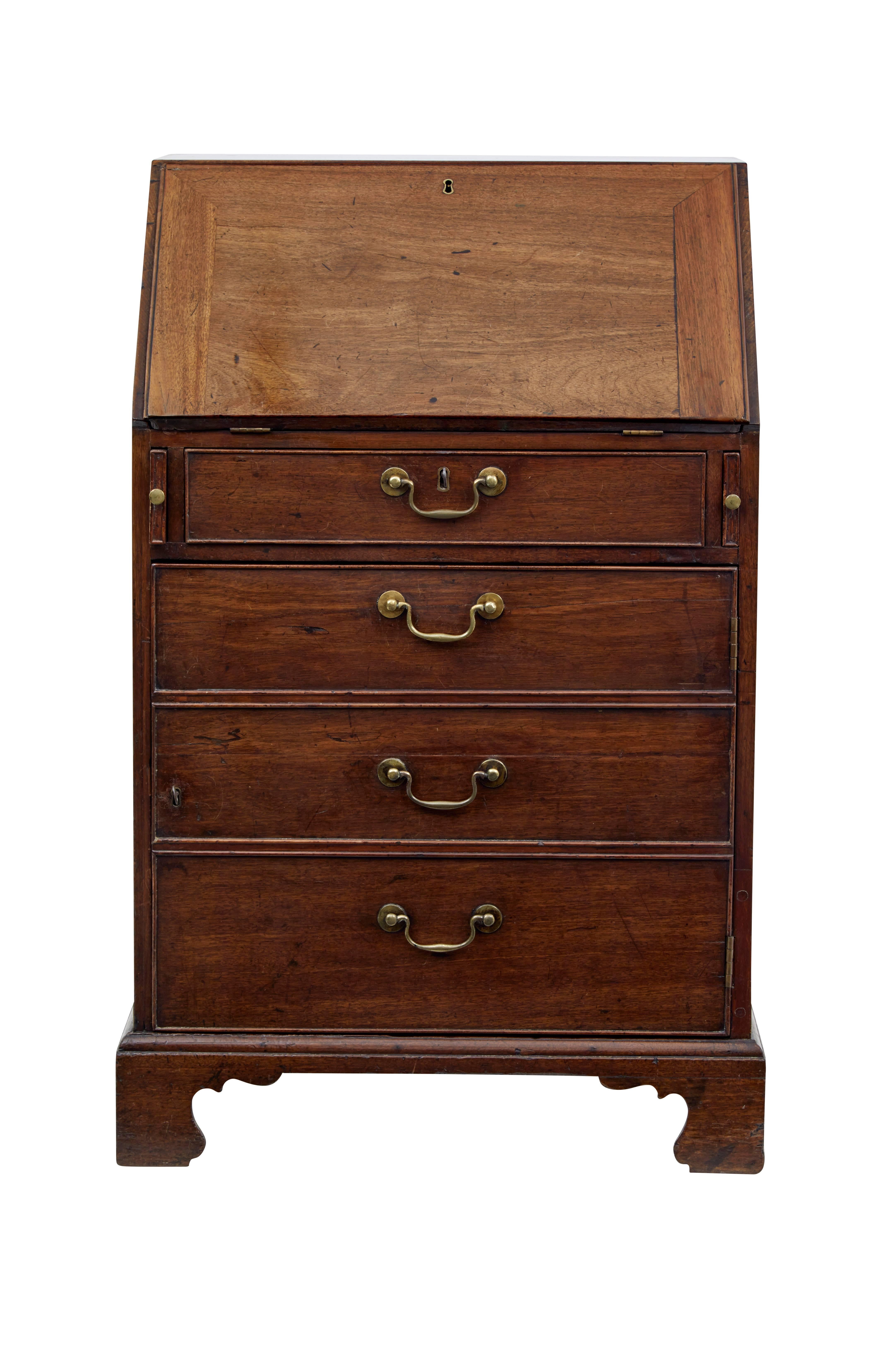 Good quality mahogany and pine bureau, circa 1790.
Of desirable small proportions, ideal for everyday use in the modern age.
Original color and patina.
Faux graduating drawers to the front with original handles which acts as a single door cupboard