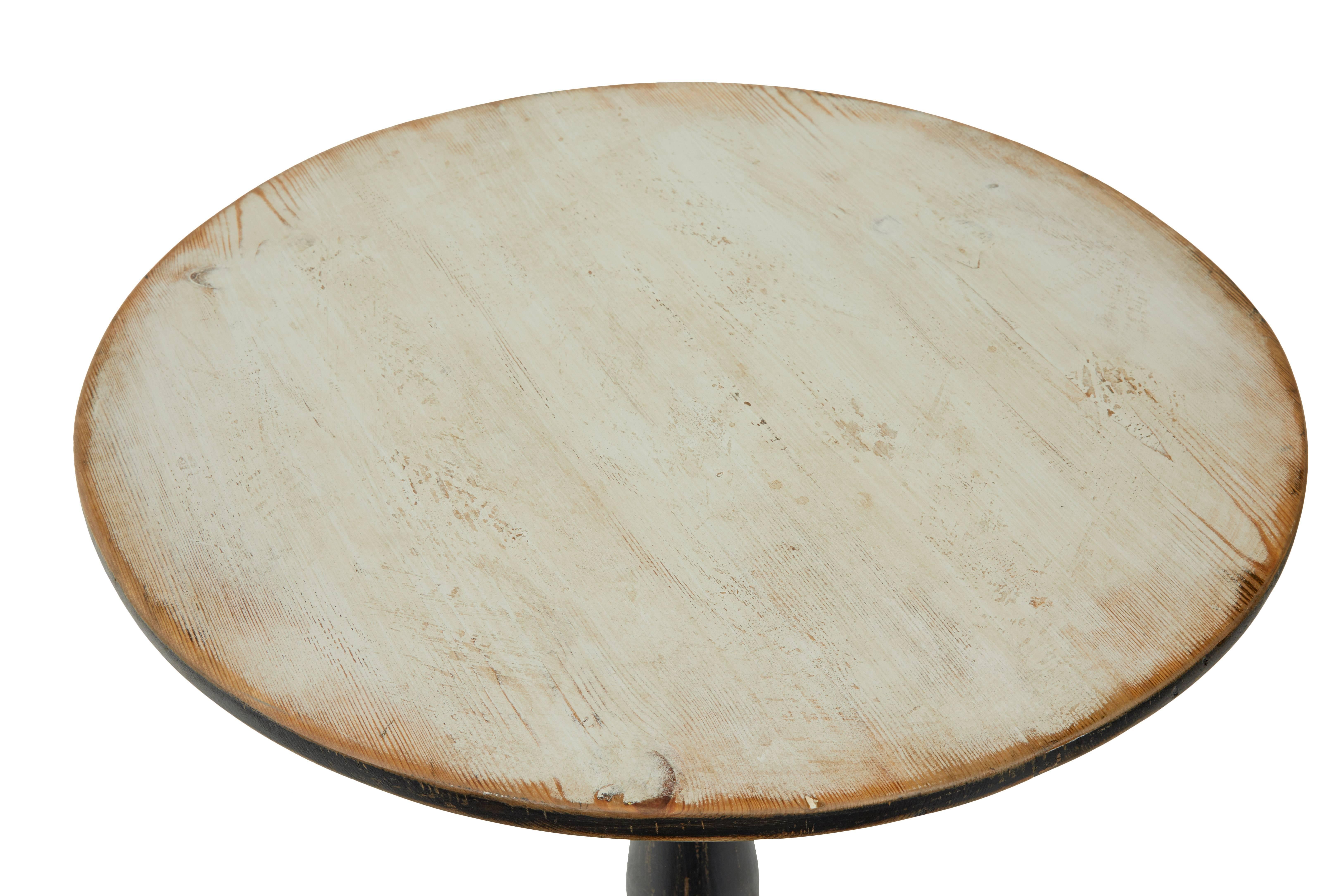 Original Swedish painted circular painted tripod table, circa 1870.
Tripod table in a fixed position
Black painted tripod base with an off-white painted top surface.

Measures: Height 29 1/3