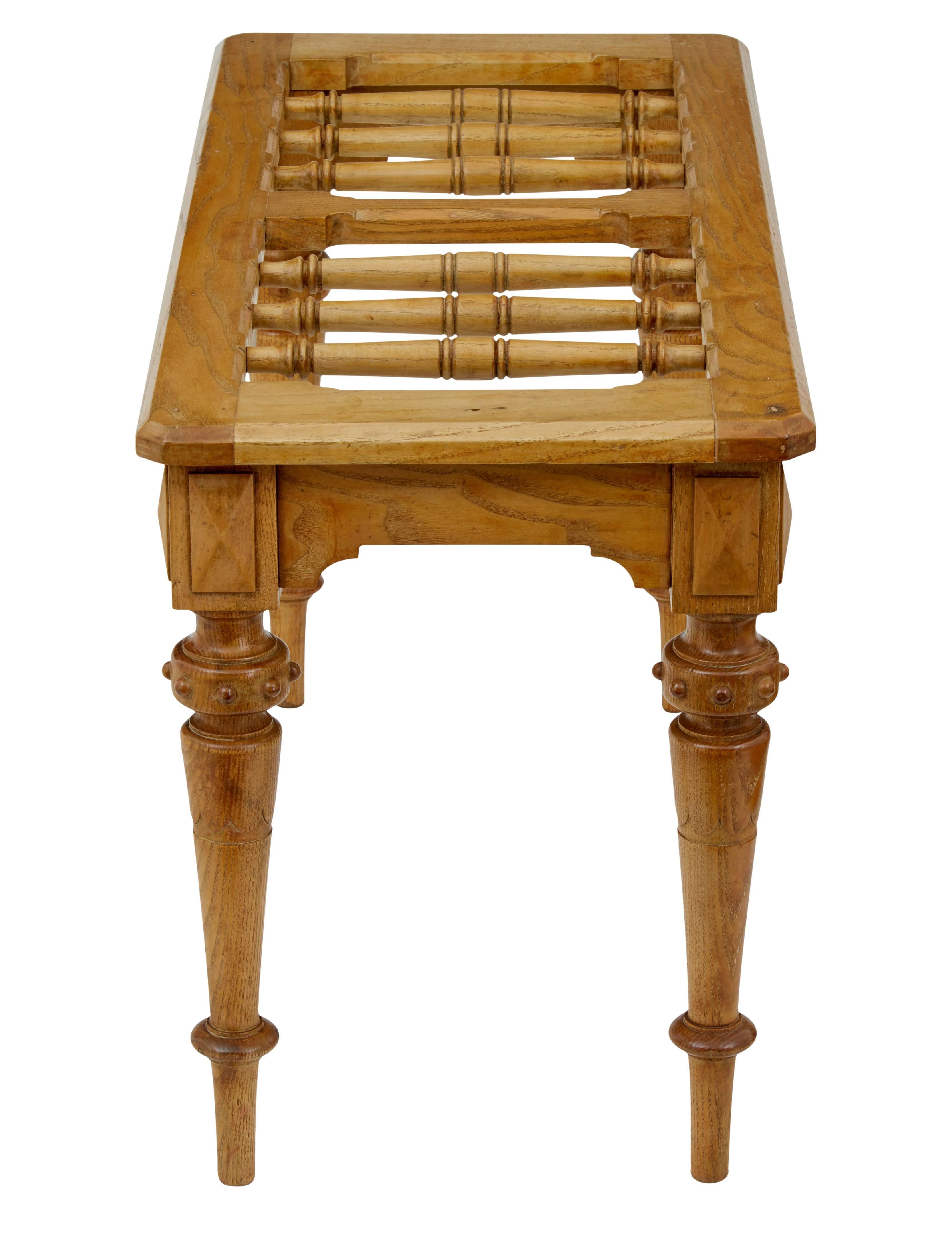 Good quality luggage rack, circa 1895.
Rich golden oak with turned spindle top, standing on four turned legs.

Measures: Height 18