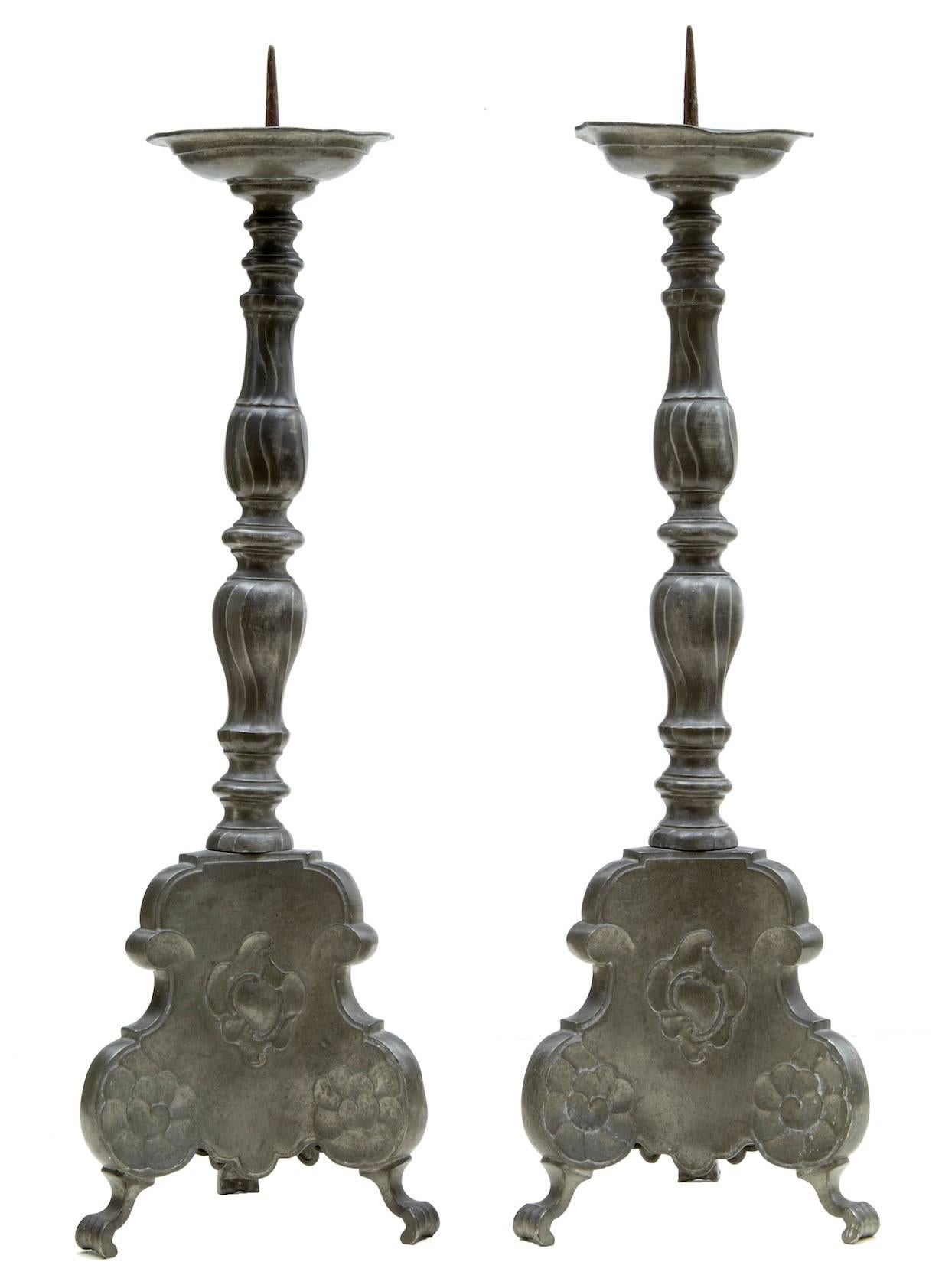 Pair of pewter pricket candlesticks, circa 1890. Strong in Spanish influence.
Some wear and unevenness to metal ware.

Height: 23