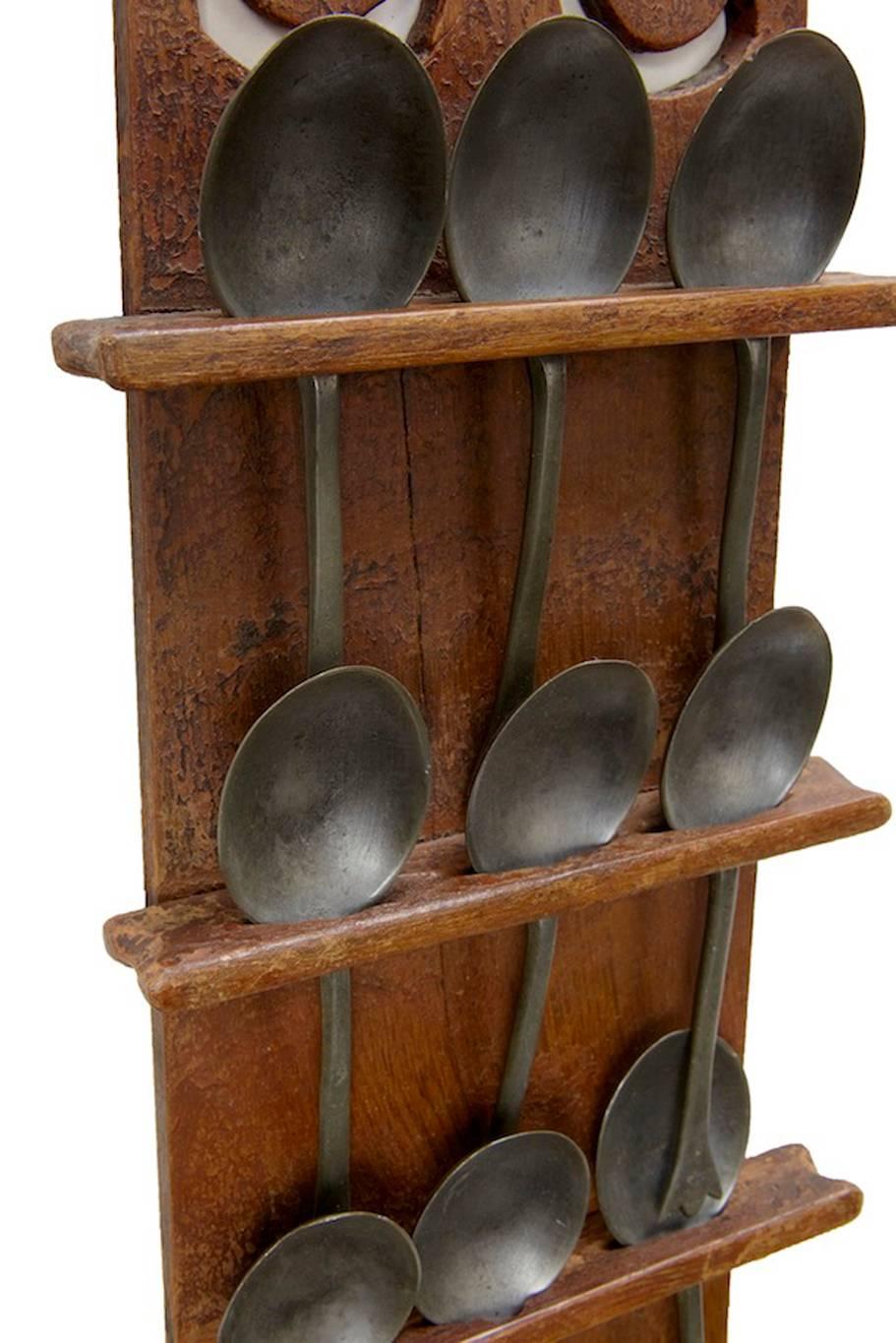 Rustic spoon rack that holds nine spoons, with nine spoons included.
With original paint finish.

Measures: Height 25 1/2