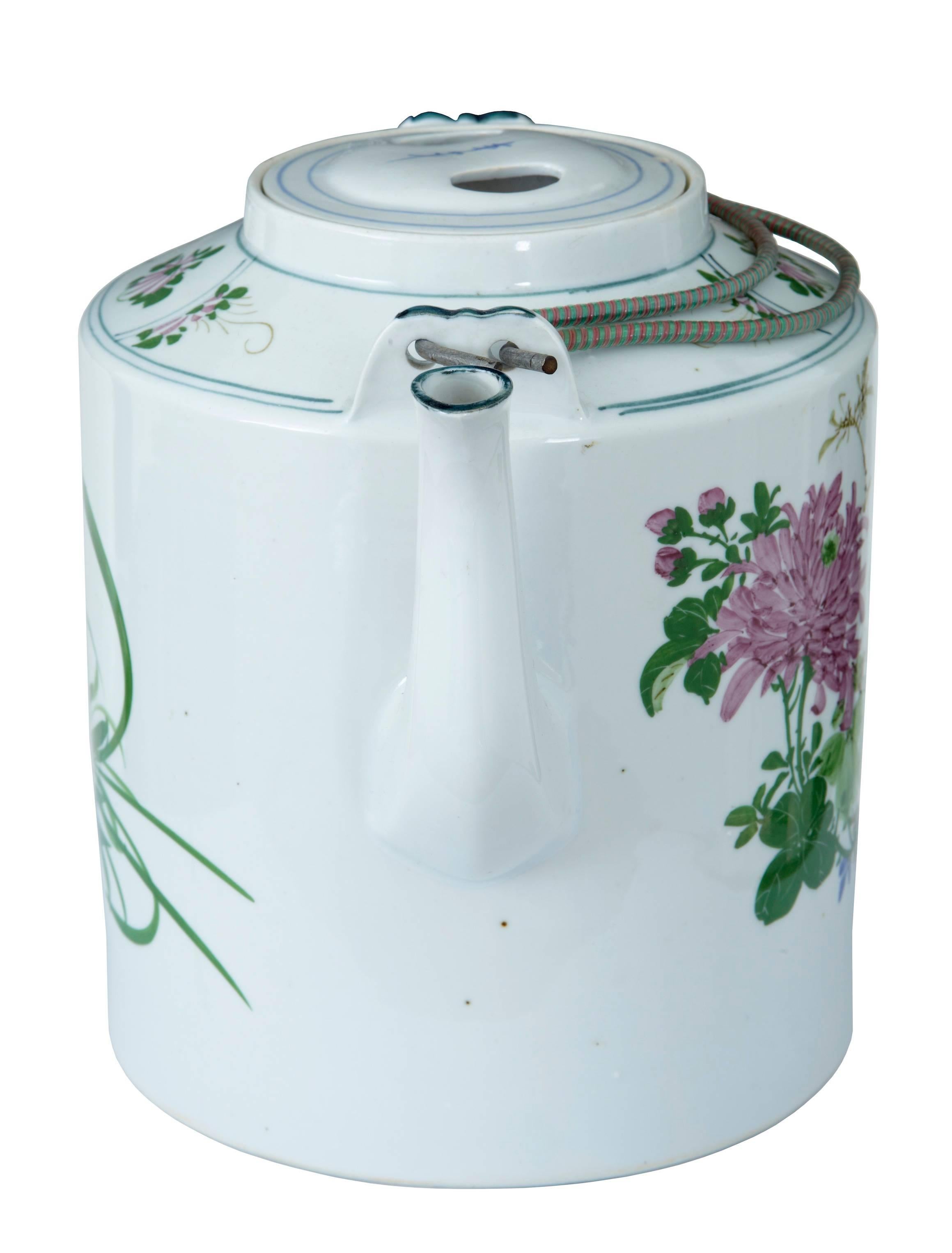 Hand-painted, depicting a bird flying among flowers. Small loss to inside edge of lid.

Measures: Height 9 1/4
