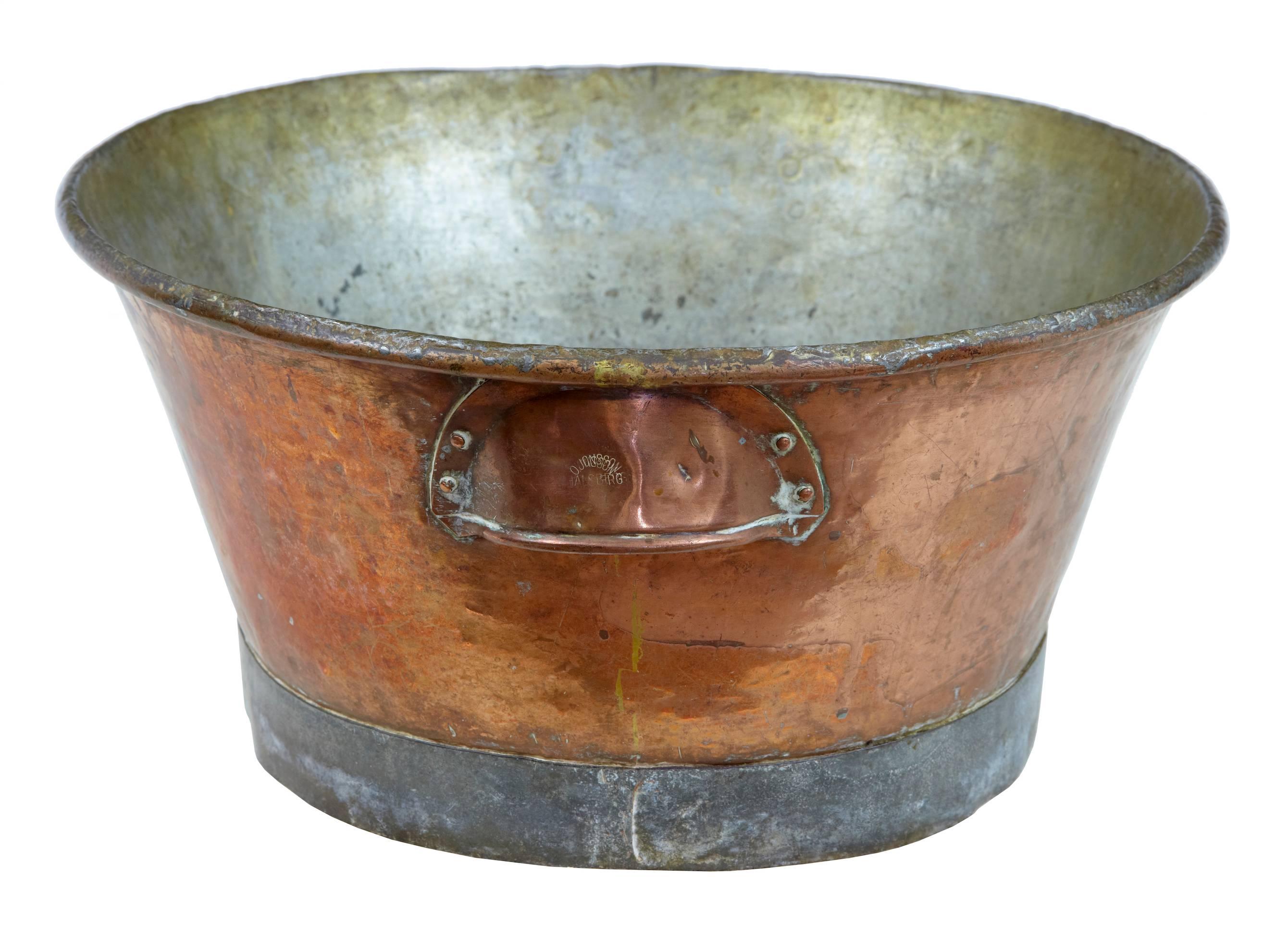 Arts & Crafts Scandinavian copper tub pot good quality copper cooking pot, circa 1890. Stamped O Jonsson Halsberg.

Measures: Height 7 1/2