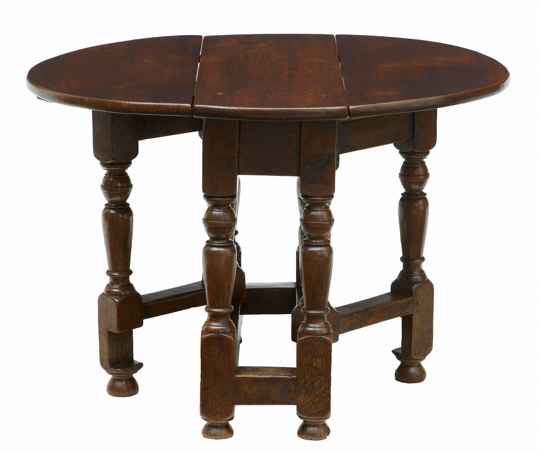 Victorian Late 19th Century Small Oak Gateleg Side Occasional Table