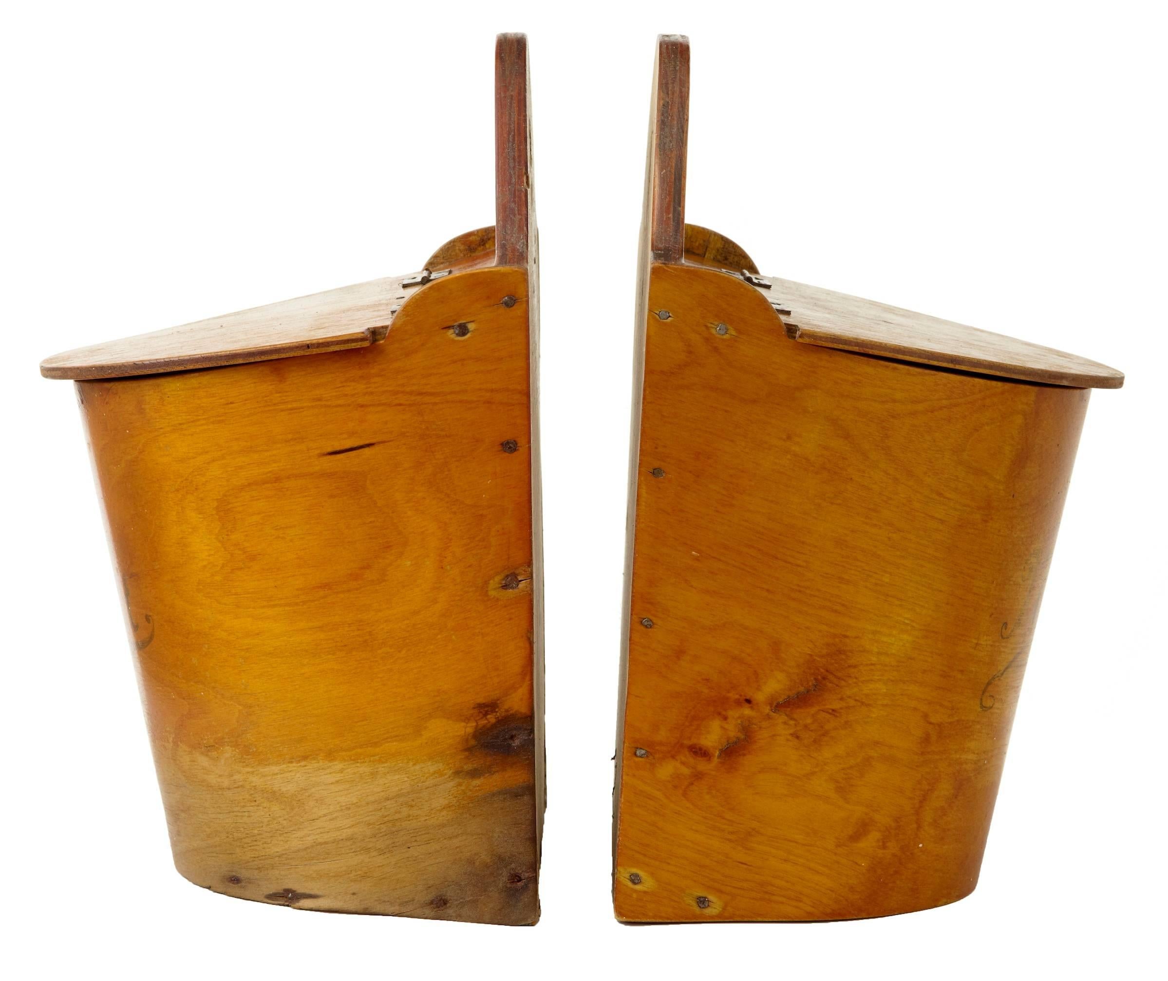 Rare pair of salt and pepper containers, circa 1895. Great piece for decoration in the kitchen. Golden birch color with original writing on the front. Some staining to wood in places.

Measures: Height 10