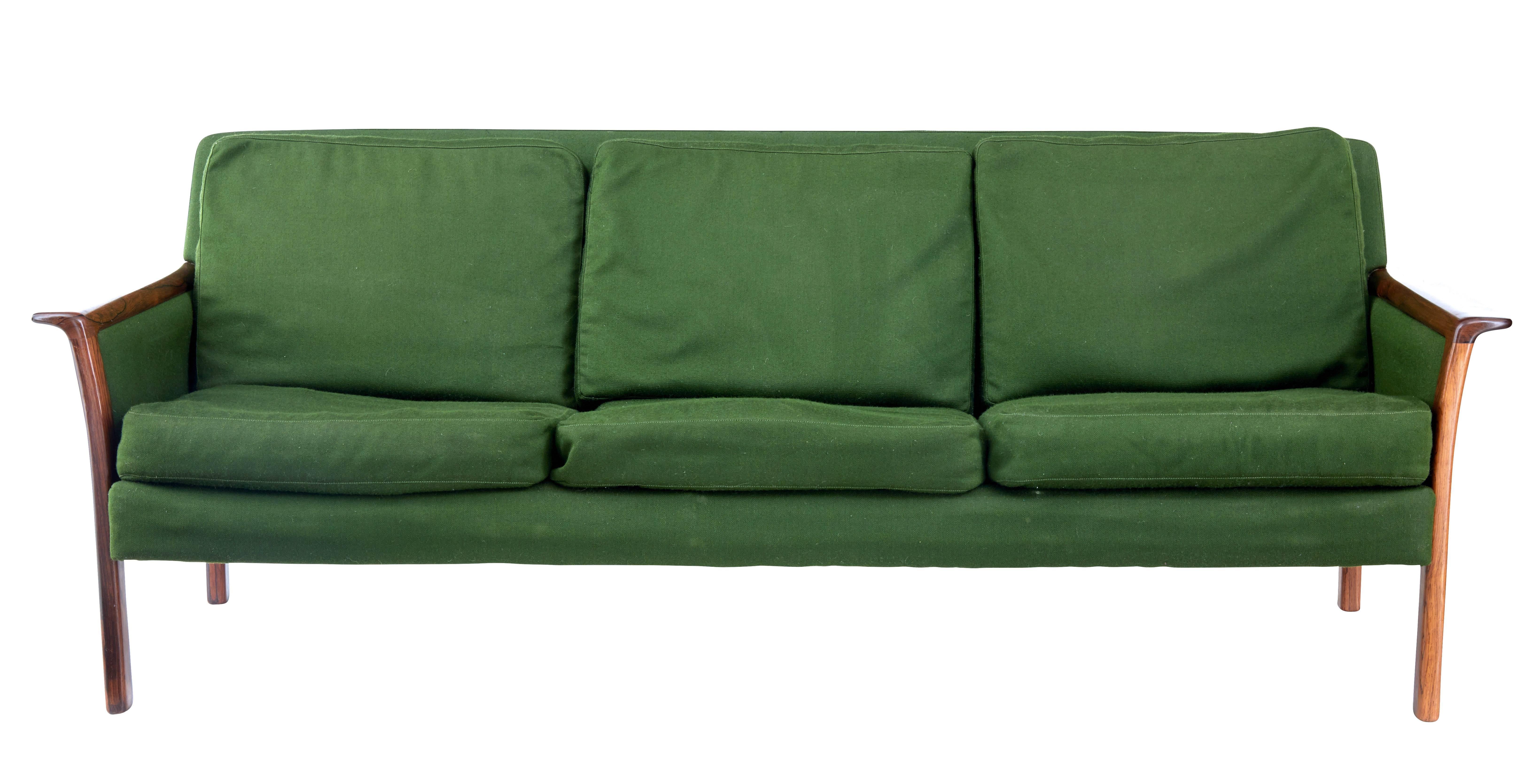 Stylish Swedish rosewood sofa by Andersson, circa 1960.

Beautiful rosewood show frame sofa, with good quality rosewood used.

Upholstered in deep green cotton.

Measures: Seat height: 16
