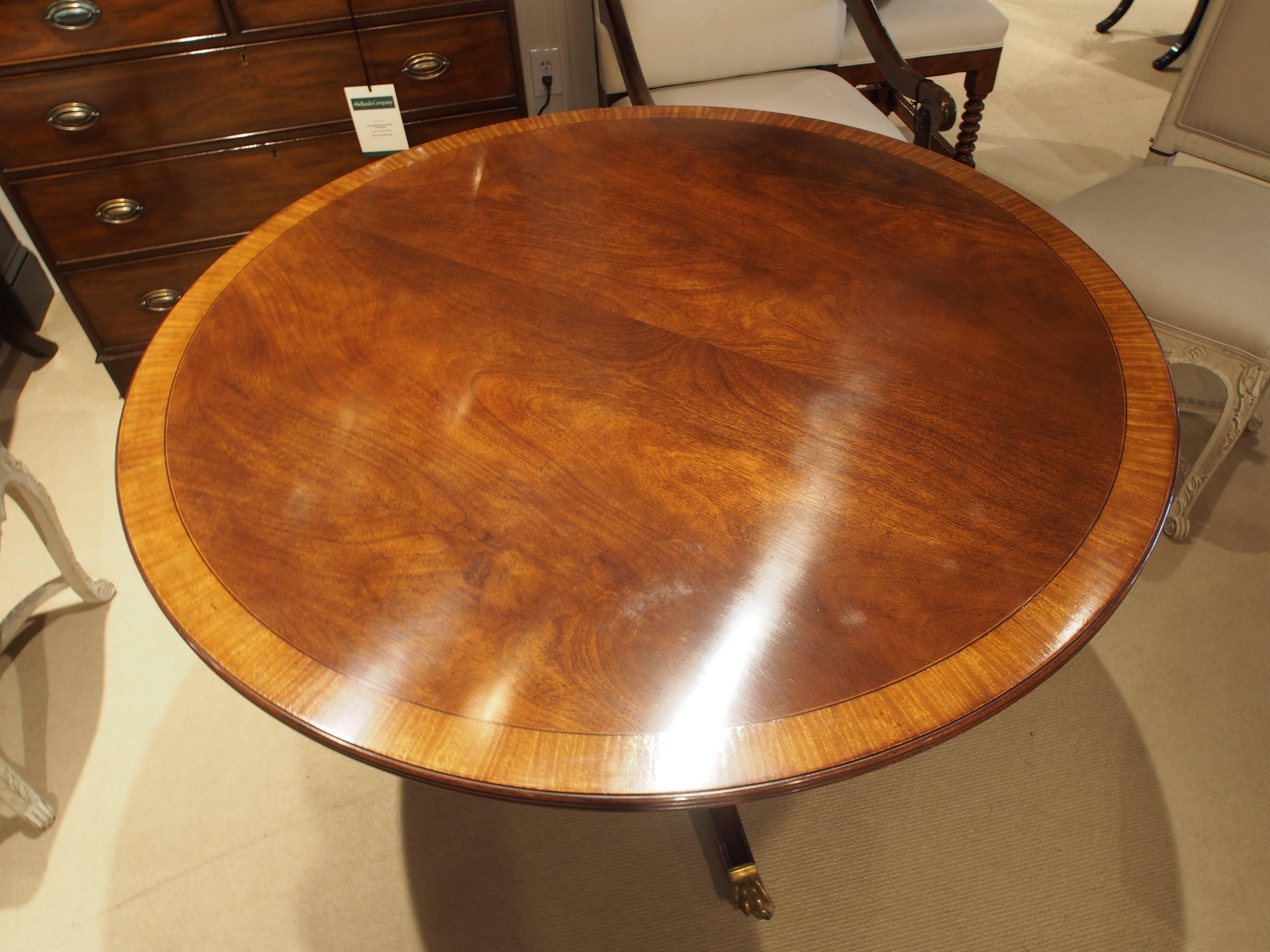 Sheraton pedestal table in medium mahogany with banding.