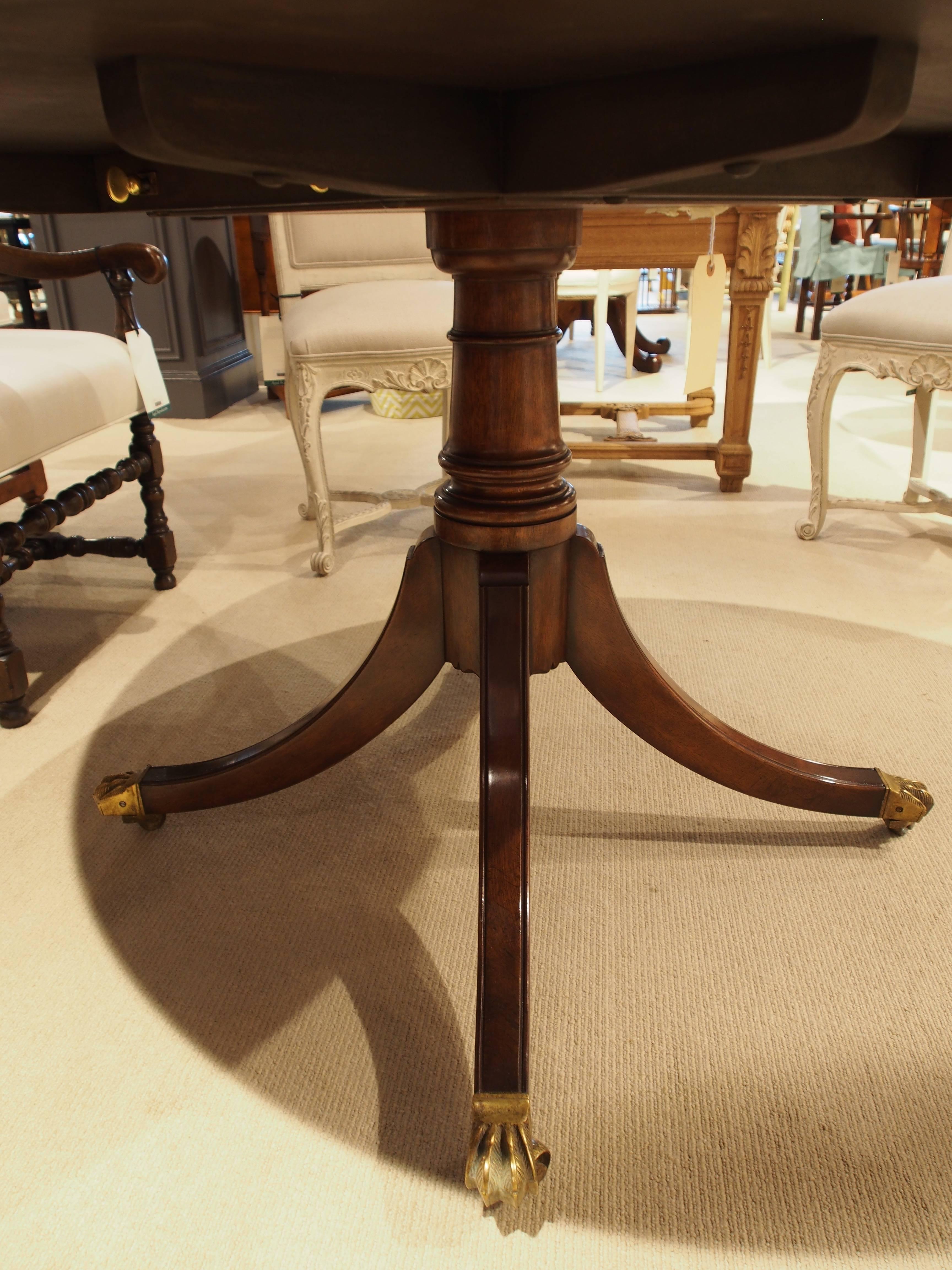 English Round Pedestal Dining Table in Mahogany, with Satinwood Banding, Georgian Style