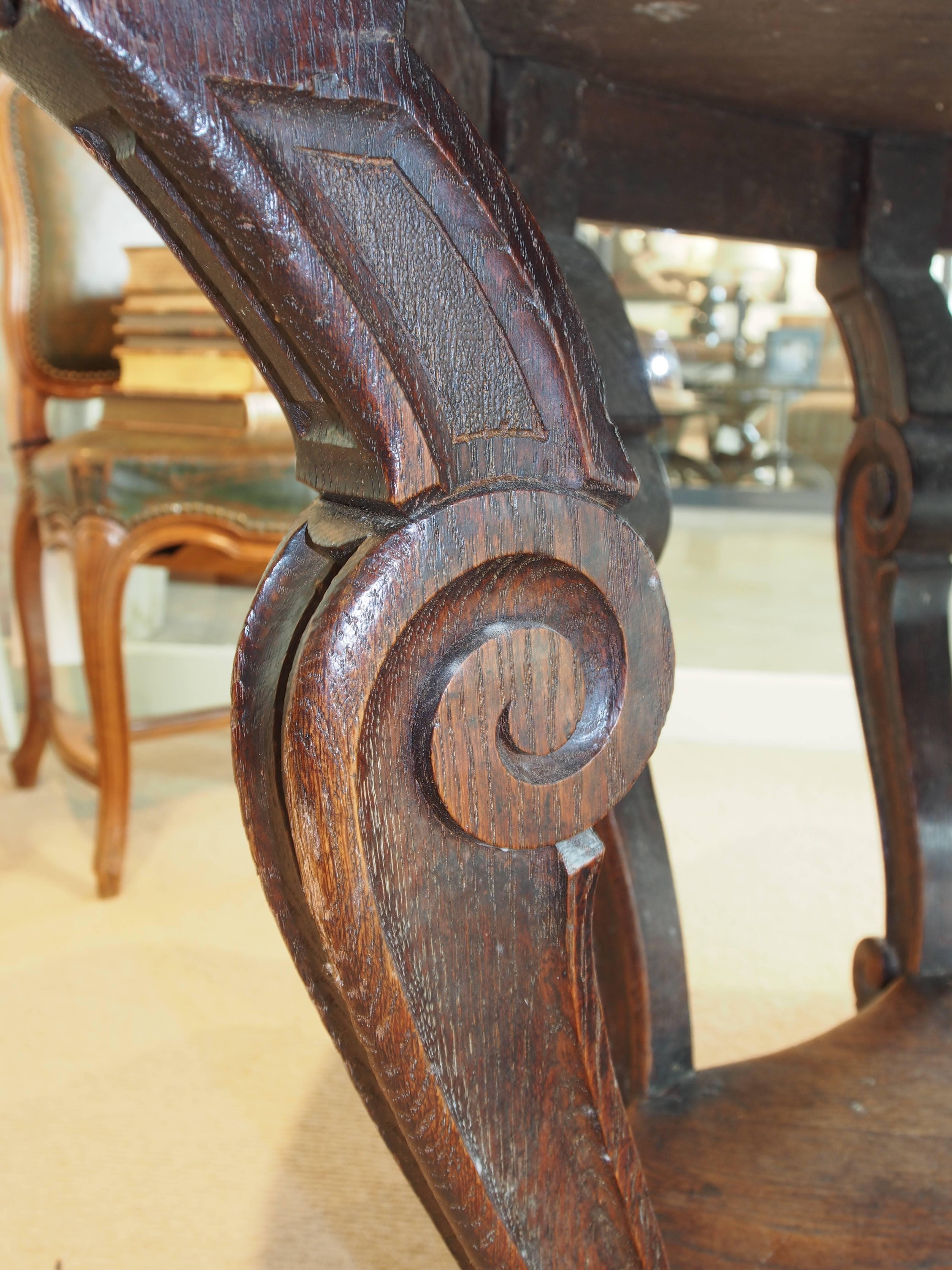 Italian Walnut Carved Table, 19th Century, with 8 Curved Legs and Low Shelf For Sale 3