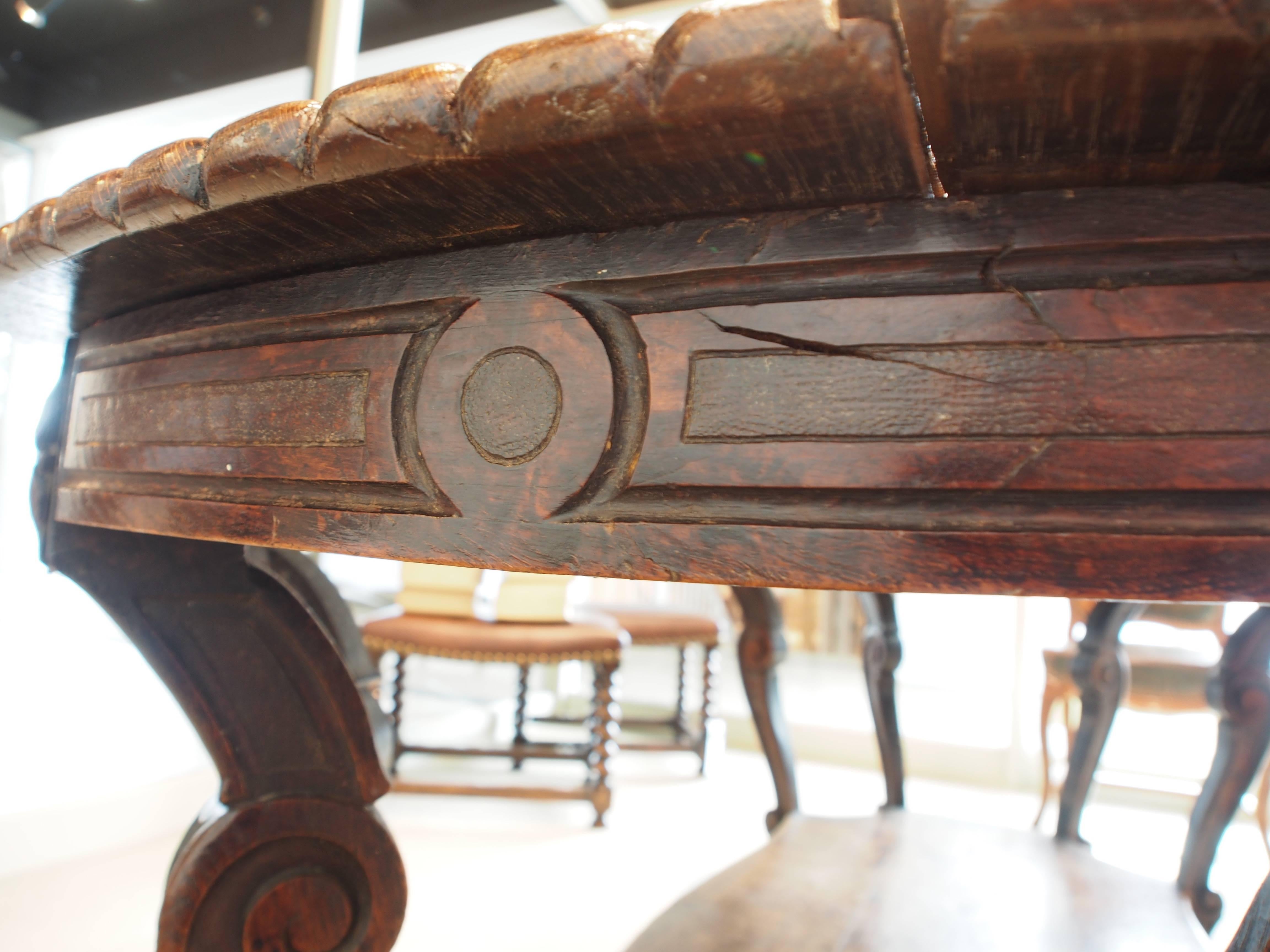 Italian Walnut Carved Table, 19th Century, with 8 Curved Legs and Low Shelf For Sale 5