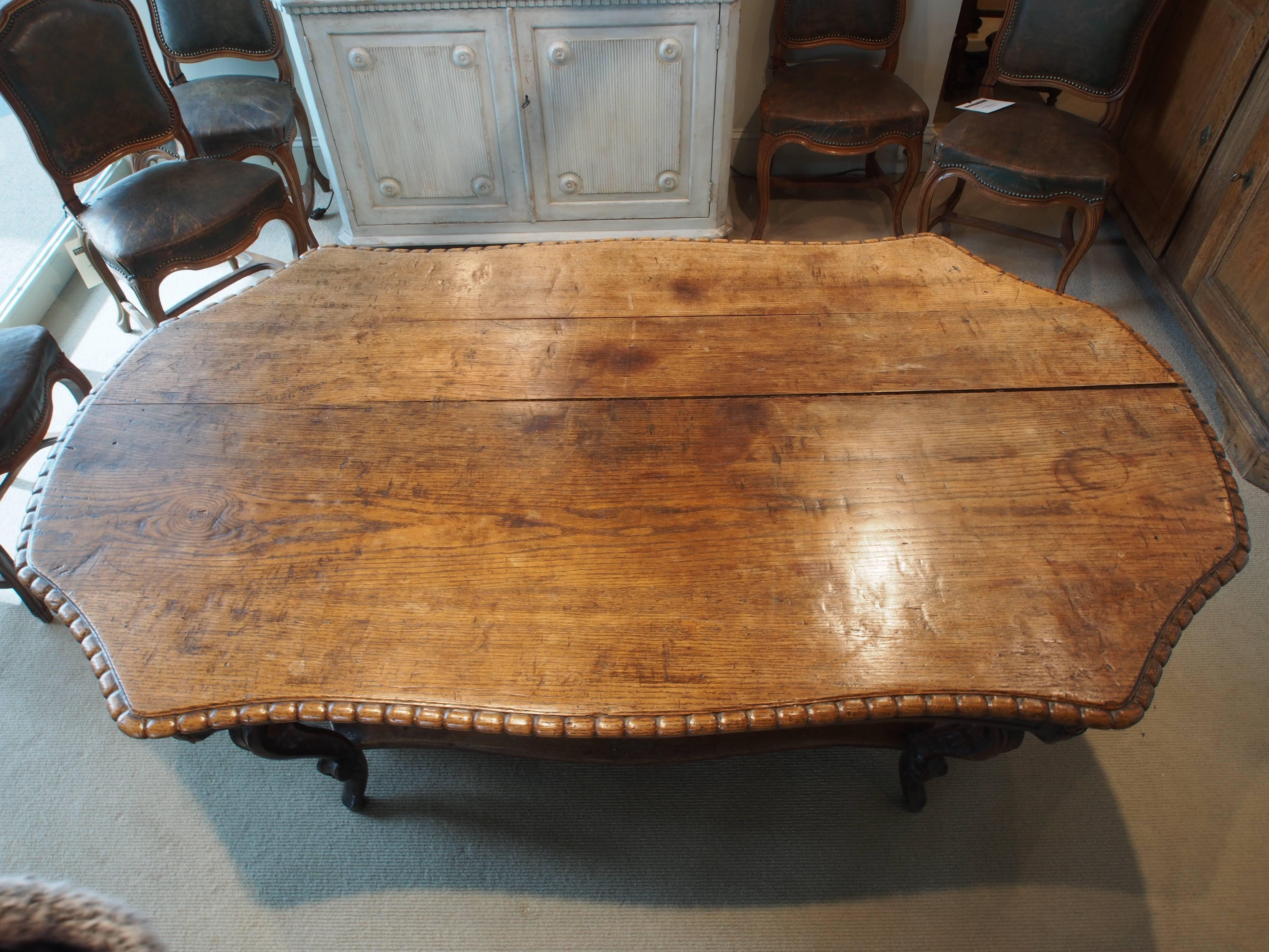 Italian Walnut Carved Table, 19th Century, with 8 Curved Legs and Low Shelf For Sale 7