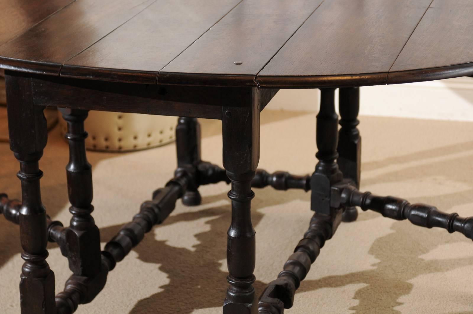British English Oak Oval Gateleg Table, Dark Finish, Good Condition, circa 1860 For Sale