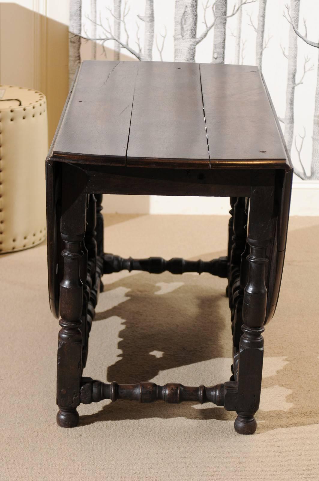 English Oak Oval Gateleg Table, Dark Finish, Good Condition, circa 1860 In Good Condition For Sale In Atlanta, GA
