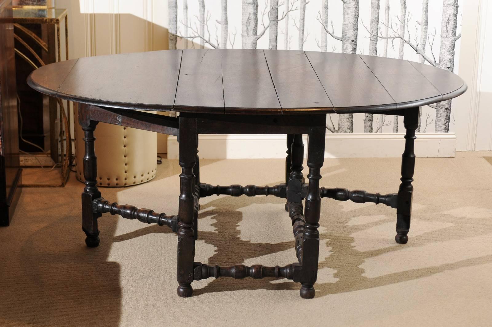 Mid-19th Century English Oak Oval Gateleg Table, Dark Finish, Good Condition, circa 1860 For Sale