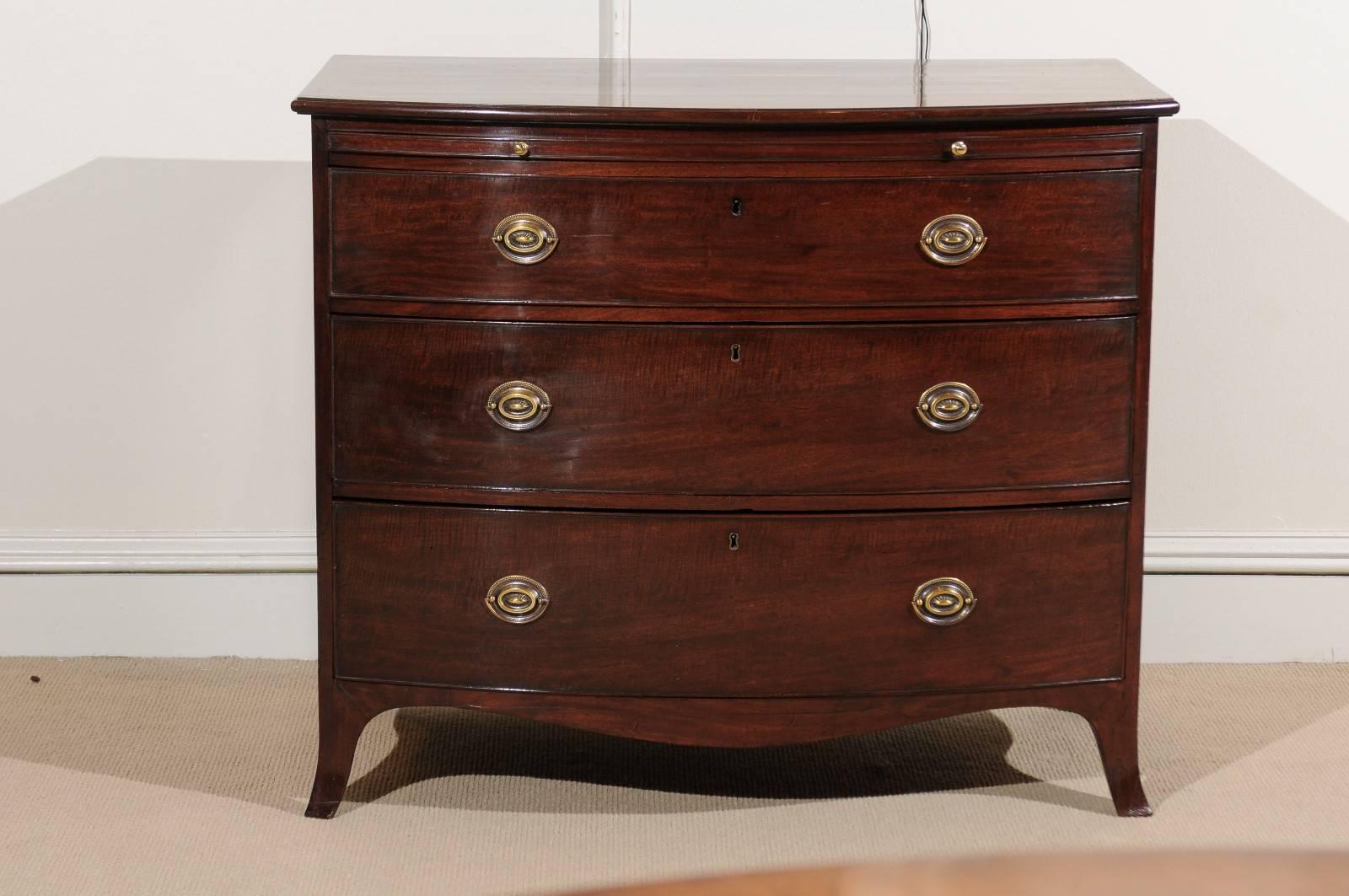Three-drawer chest in mahogany.