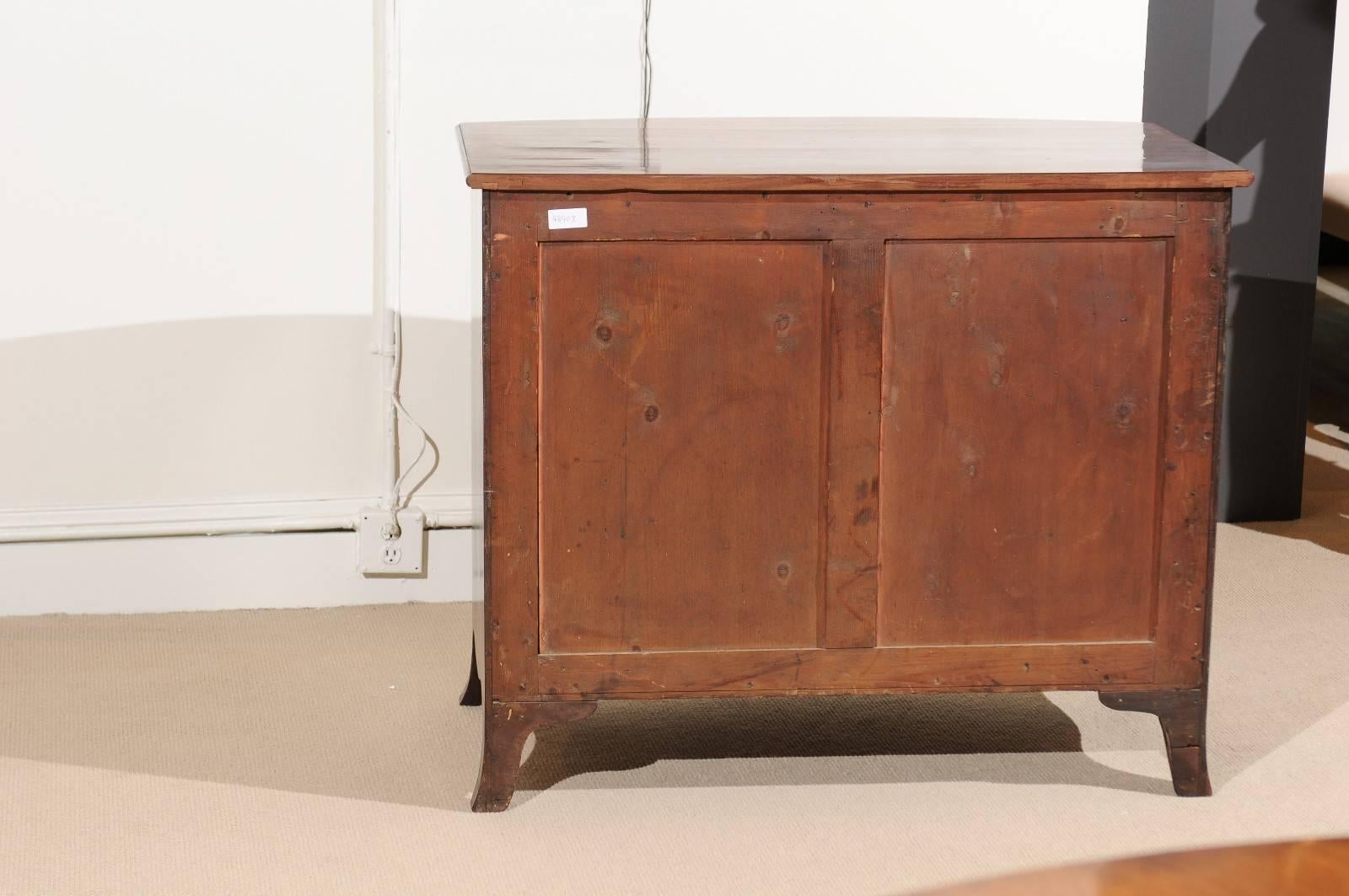English Bow Front Chest in Mahogany with Three Drawers, circa 1890 For Sale 4