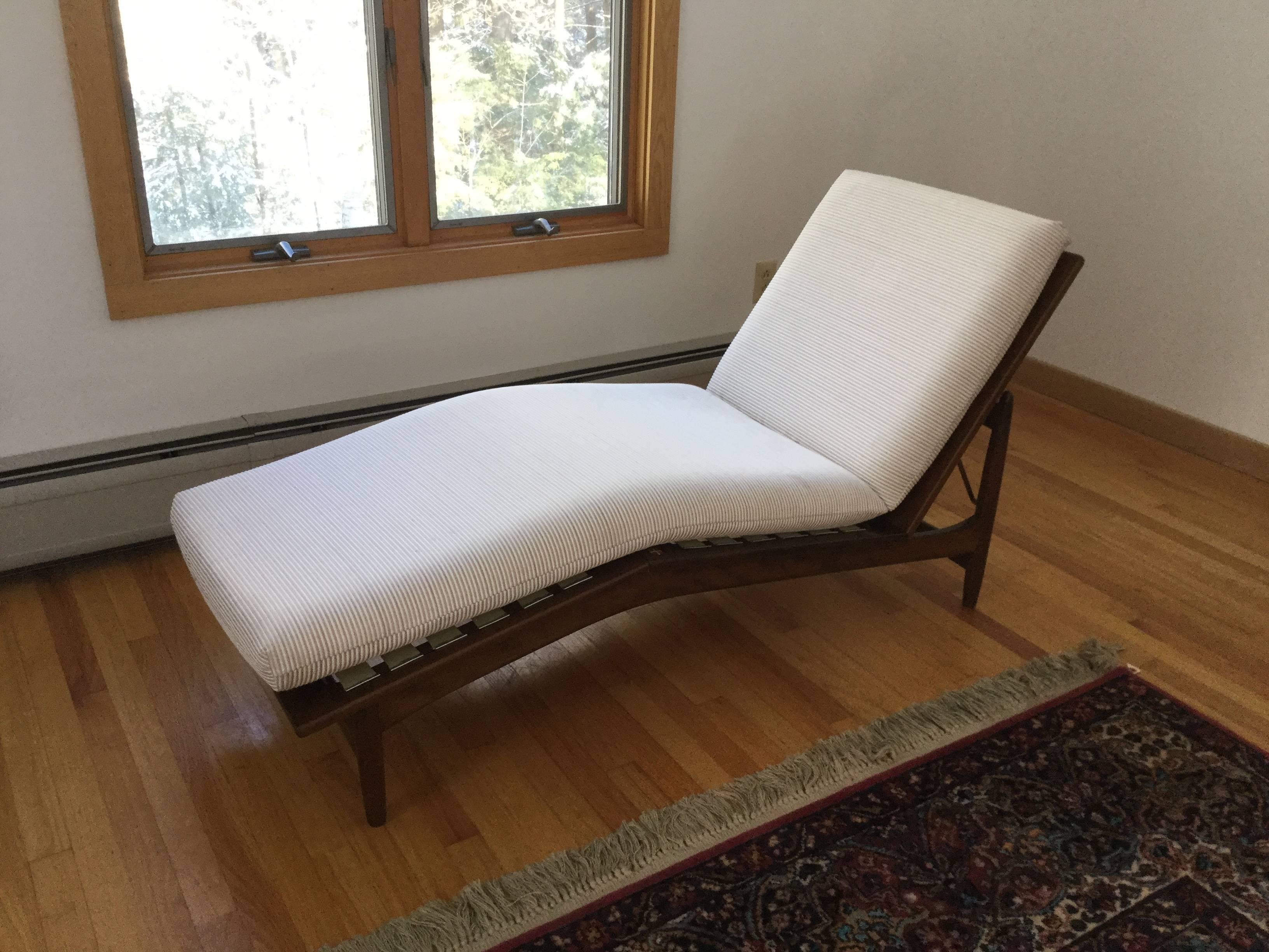 A wonderful chaise in fantastic all original condition.
Cushion is newer. A simple upholstery job is you desire.
Marked with Danish maker stamp.