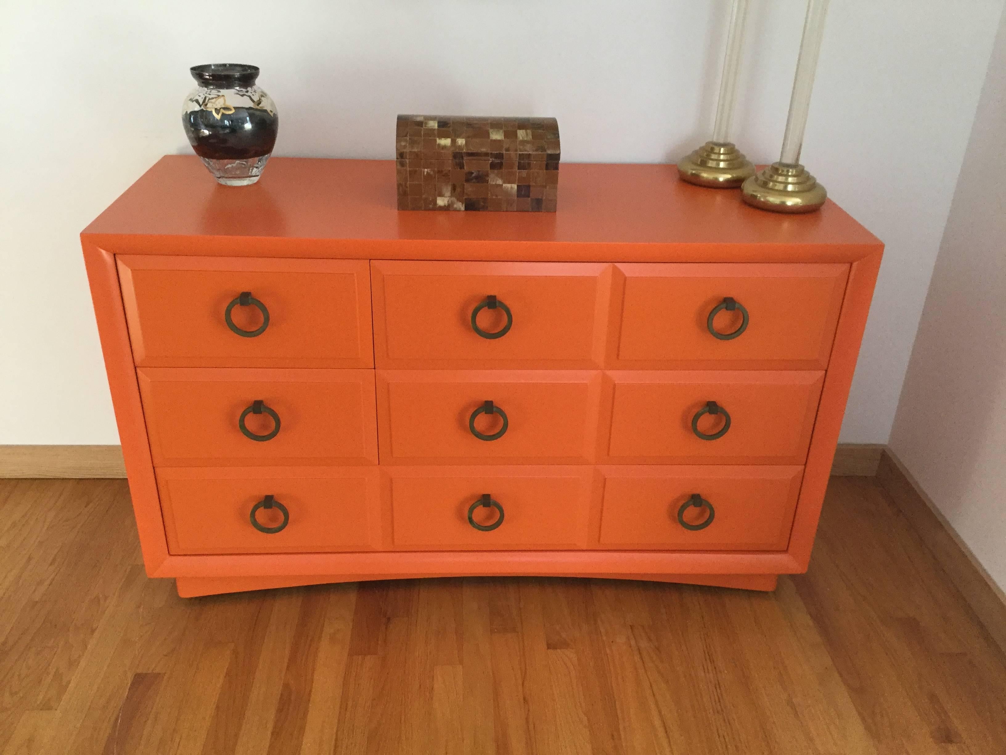 Fresh update in Hermes orange lacquer.
Nice generous size. Can be used in any room.