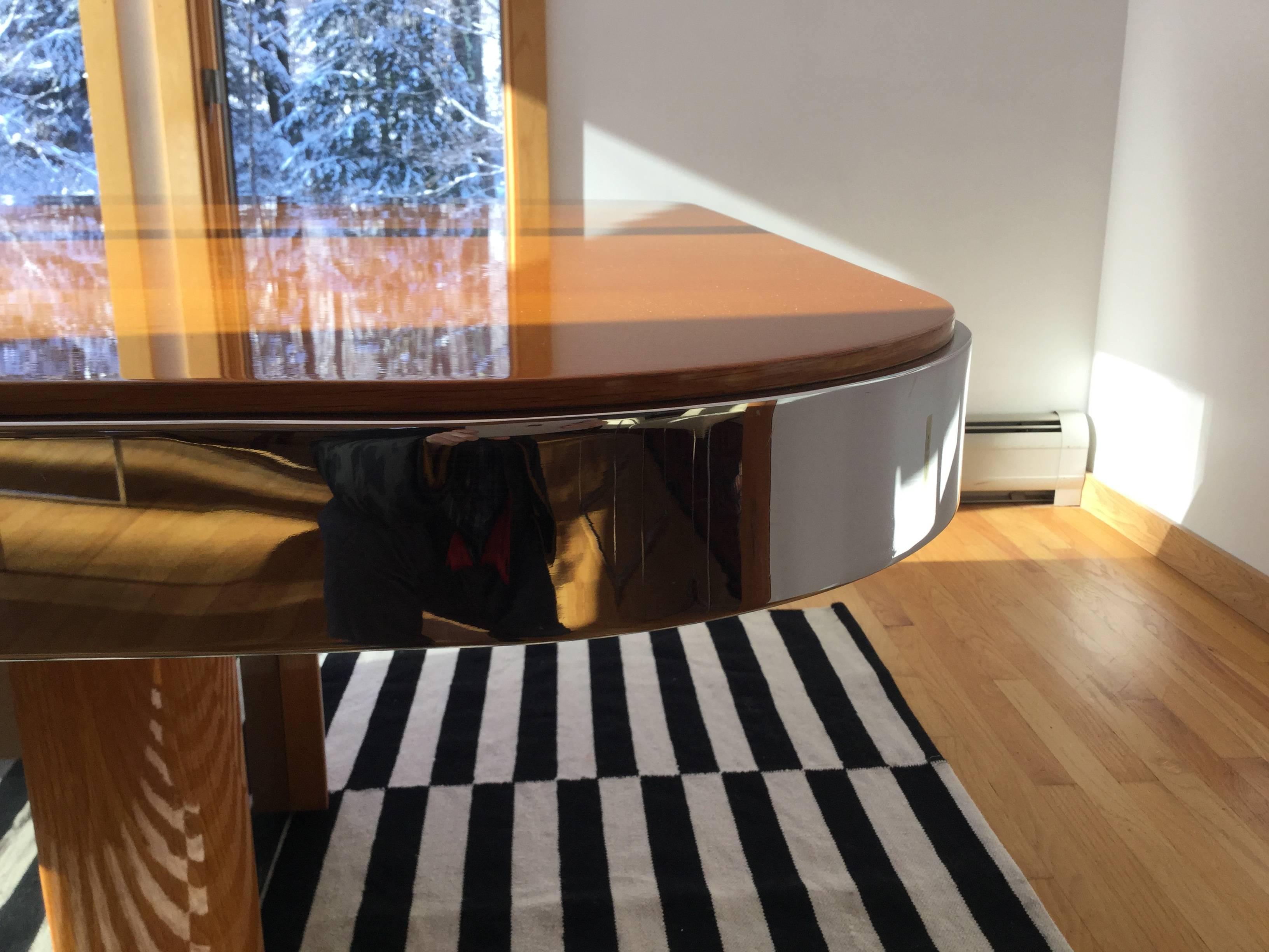 Modern and Sleek Brueton Dining Table In Excellent Condition For Sale In Canaan, CT