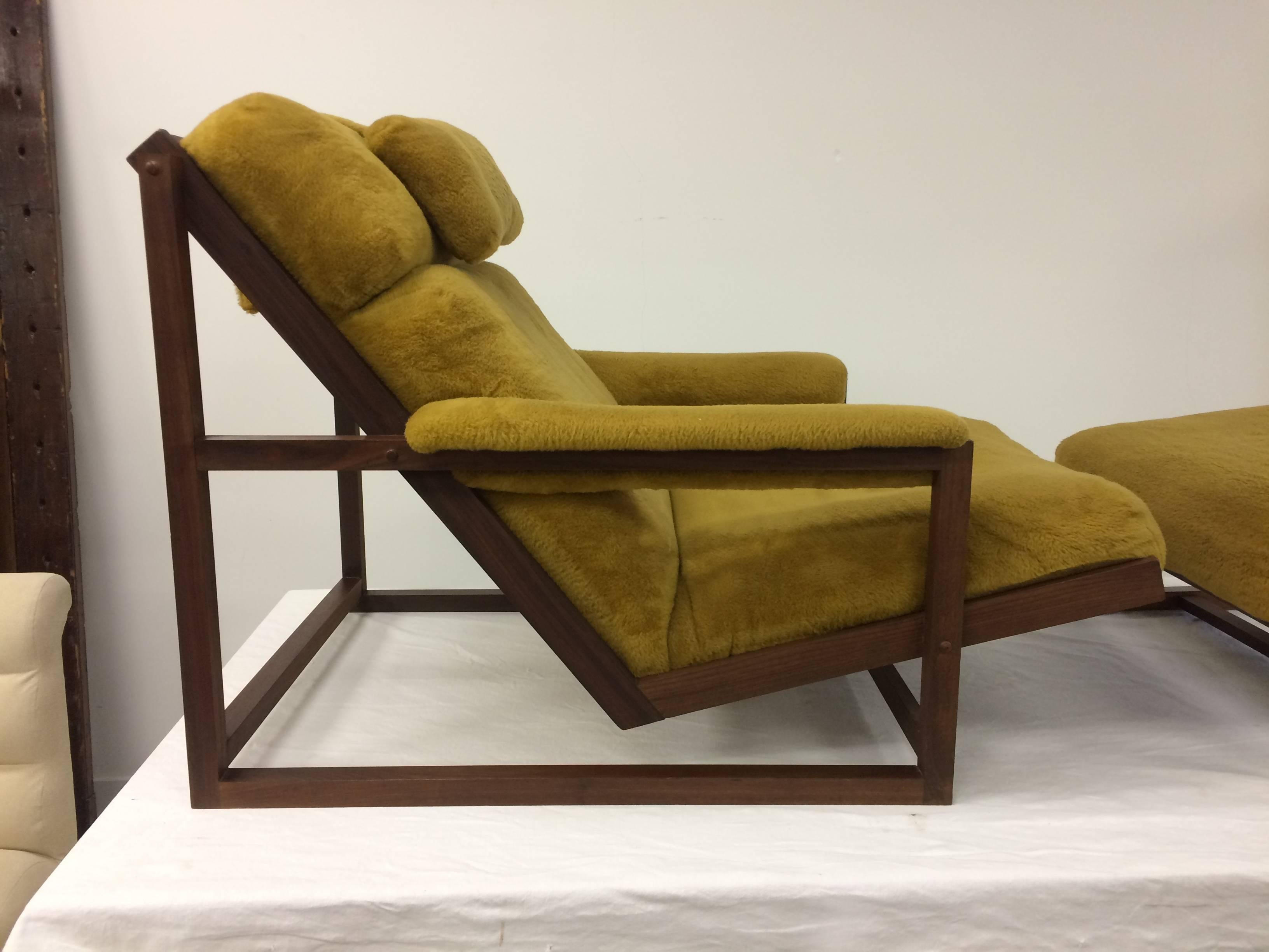 Early production of the Milo Baughman Cruisin chair.
Great lines, great style. Not many of these still around. All original condition.
Measurements 
44L
18 ah
I3 SH
31 bh
28.5 w

21L
13h
28 w
