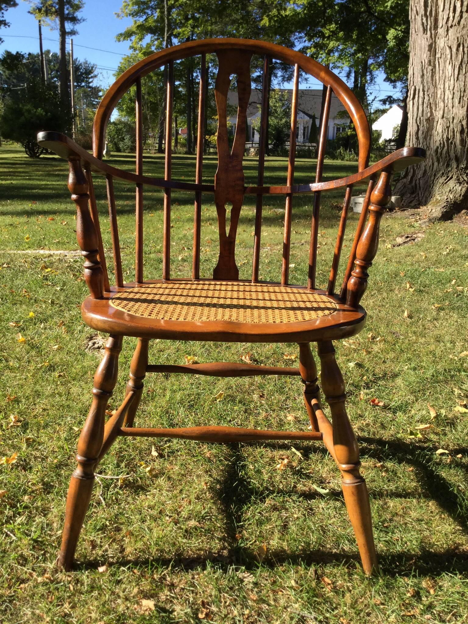 Early American Windsor Style Armchair In Excellent Condition For Sale In Canaan, CT