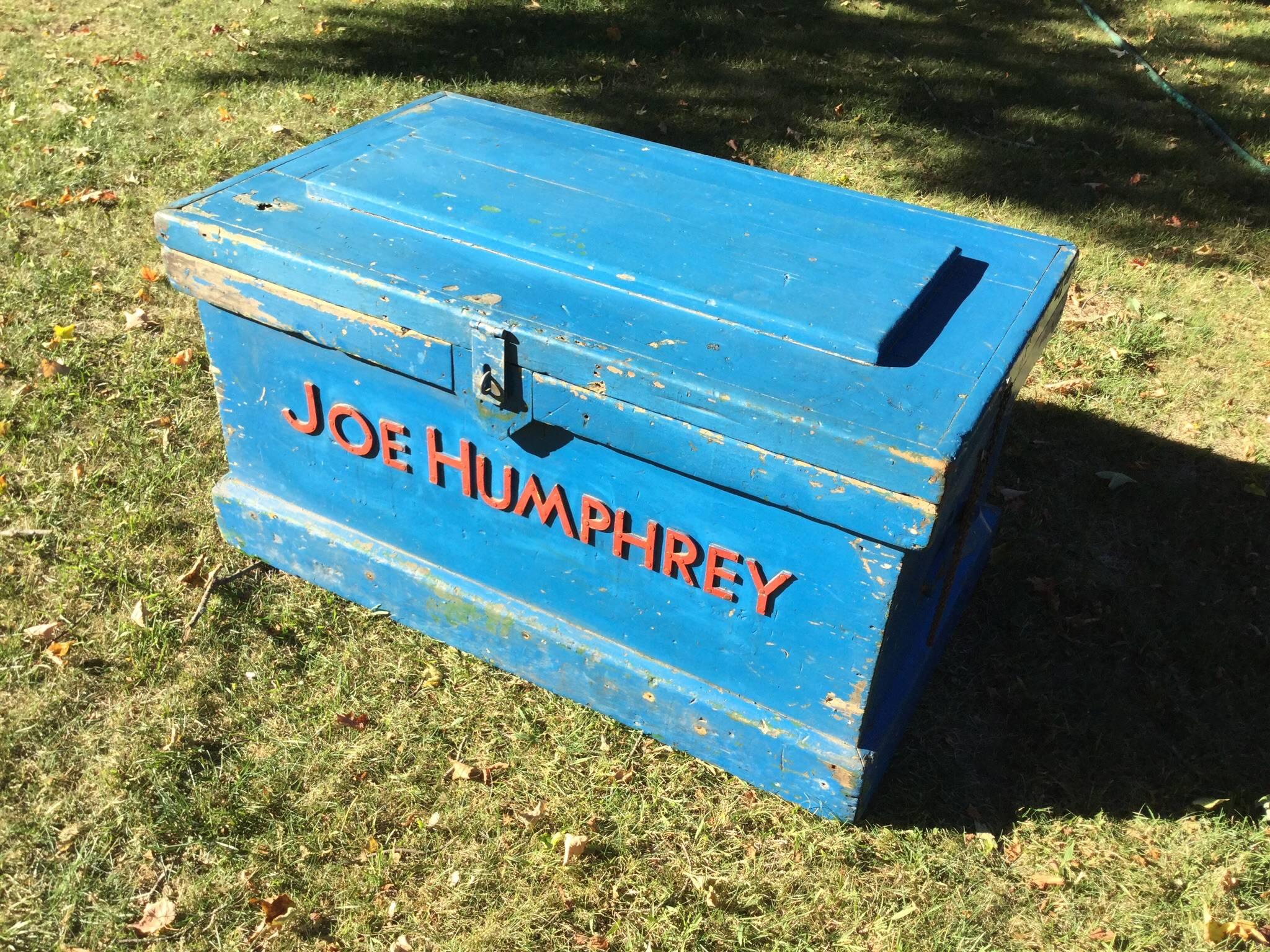 A great chest to store your possessions. Memorabilia, collectibles, games, toys, whatever. A great blue color with the raised red lettering that really pops. A nice Americana chest.
