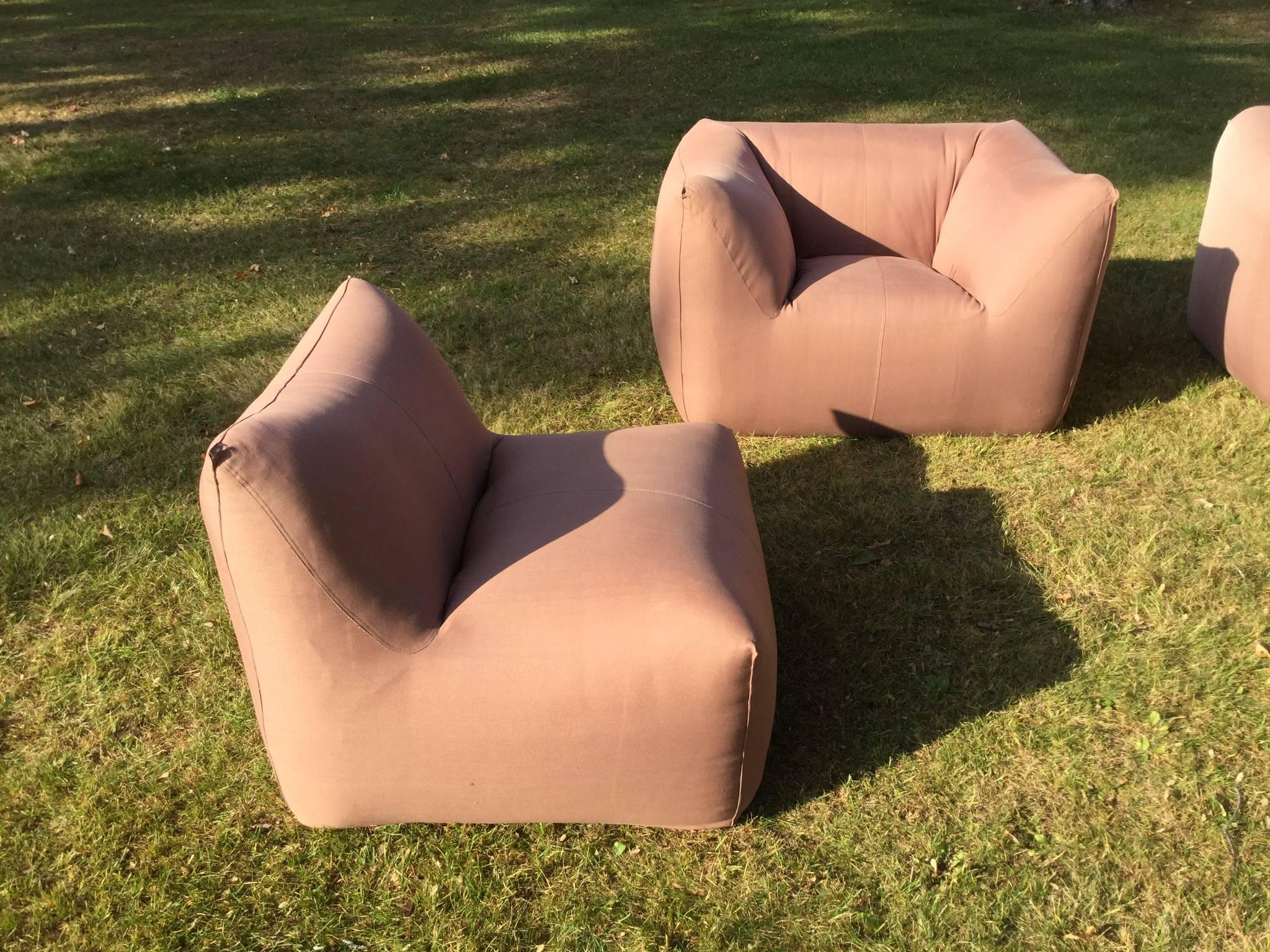 1976 first run sofa set my by Mario Bellini.
Rare and quite collectible, this set consists of two generous size armchairs and two slipper chairs. Slipper chairs can be connected to firm a loveseat.
The upholstery is original, definitely usable;
