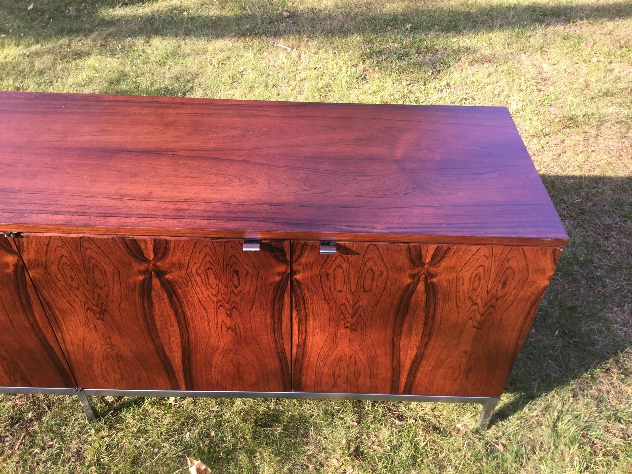 A stunning Mid-Century Modern rosewood Florence Knoll credenza.
This piece is in amazing condition.
The grain is really incredible.
It is clean and ready to go.
Matching smaller cabinet and 8 foot oval matching table is available in another