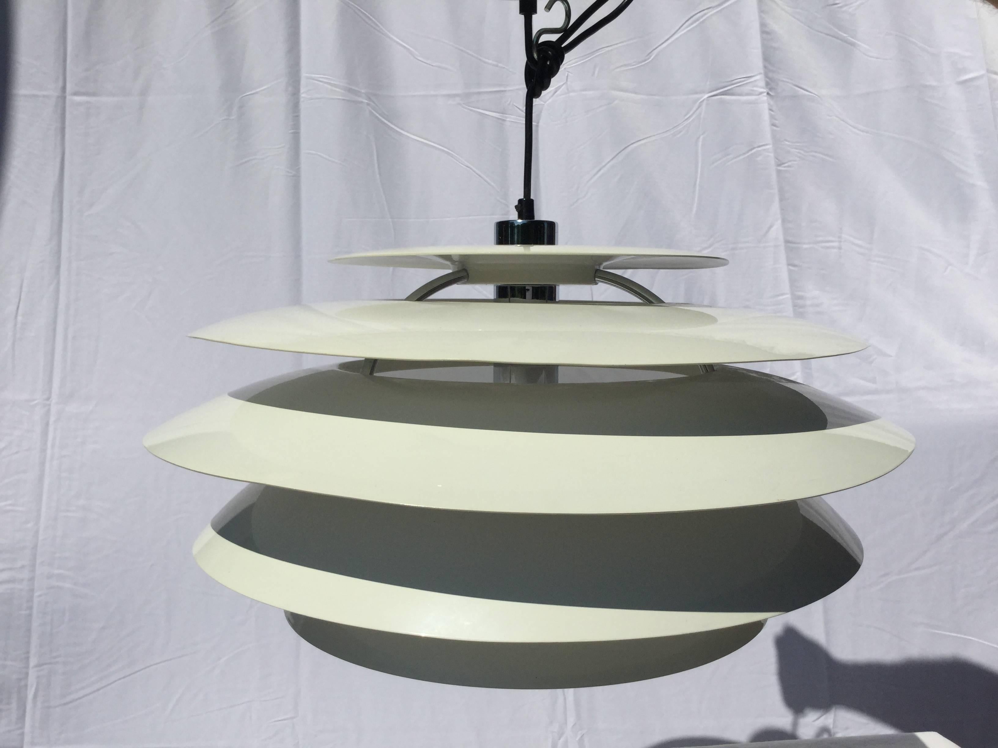 Similar to a Poulsen lamp. This Italian Stilnovo light will be a must for that modern room. In fantastic condition.