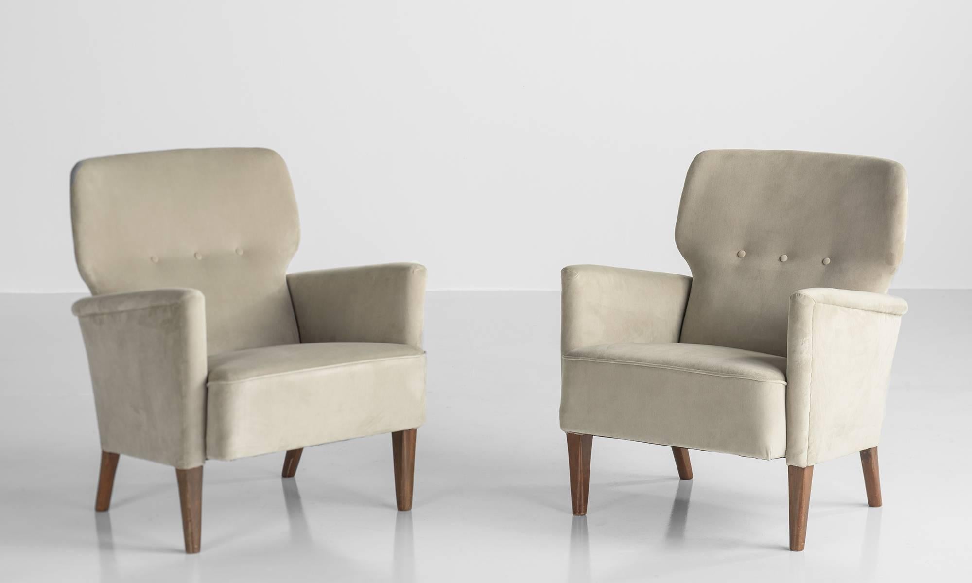 Elegant pair of modern armchairs, upholstered in an ivory / grey velvet, on wooden feet.

 
