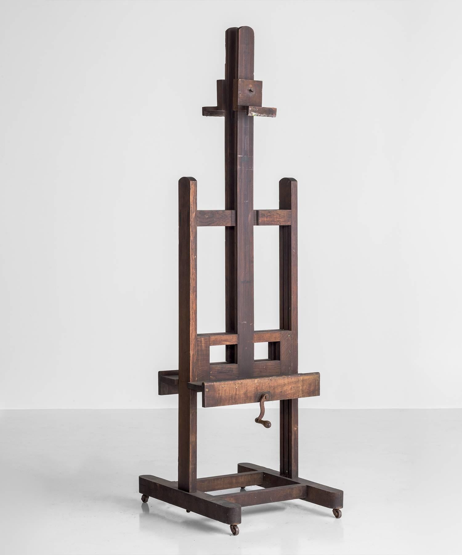 Double-sided Edwardian oak easel, made in England, circa 1910.

Solid oak construction, with original castors and iron hardware. The easel can support art on each face.

Measures: 23