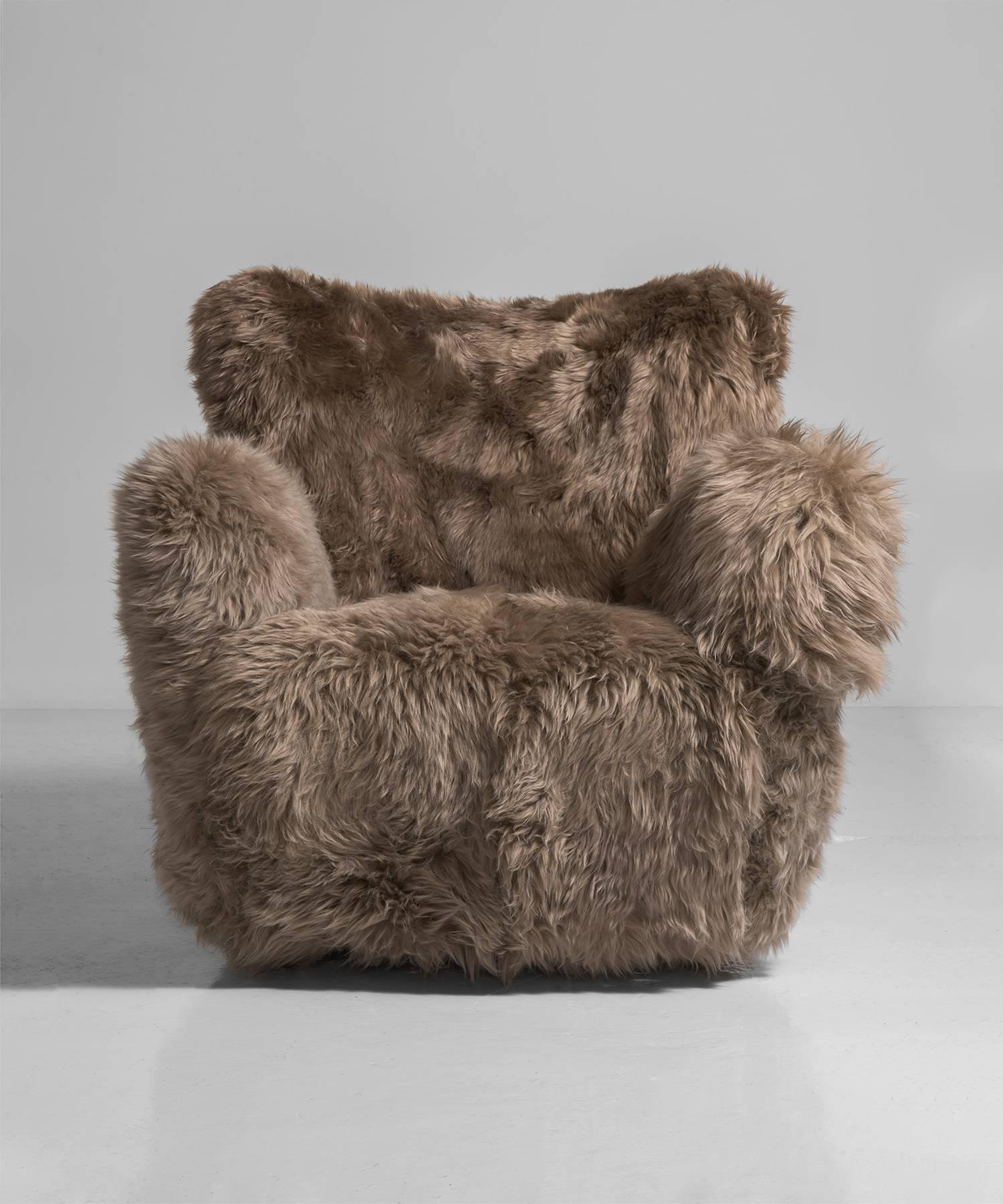 Danish cabinetmaker sheepskin lounge chair, circa 1950.

Upholstered in sheepskin, with beech legs.